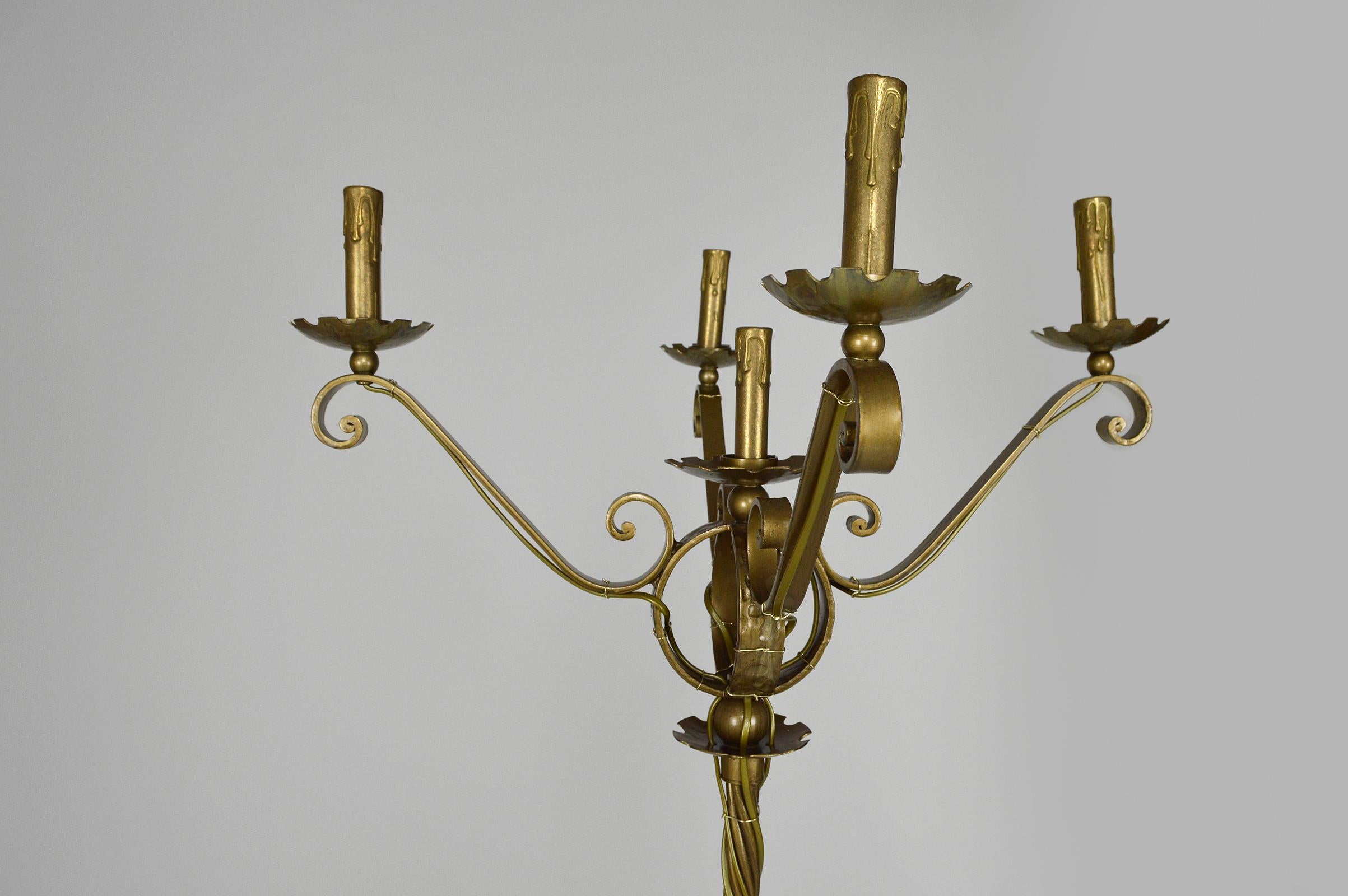 Lampadaire à 5 lumières en fer forgé doré, milieu du siècle dernier, France en vente 1