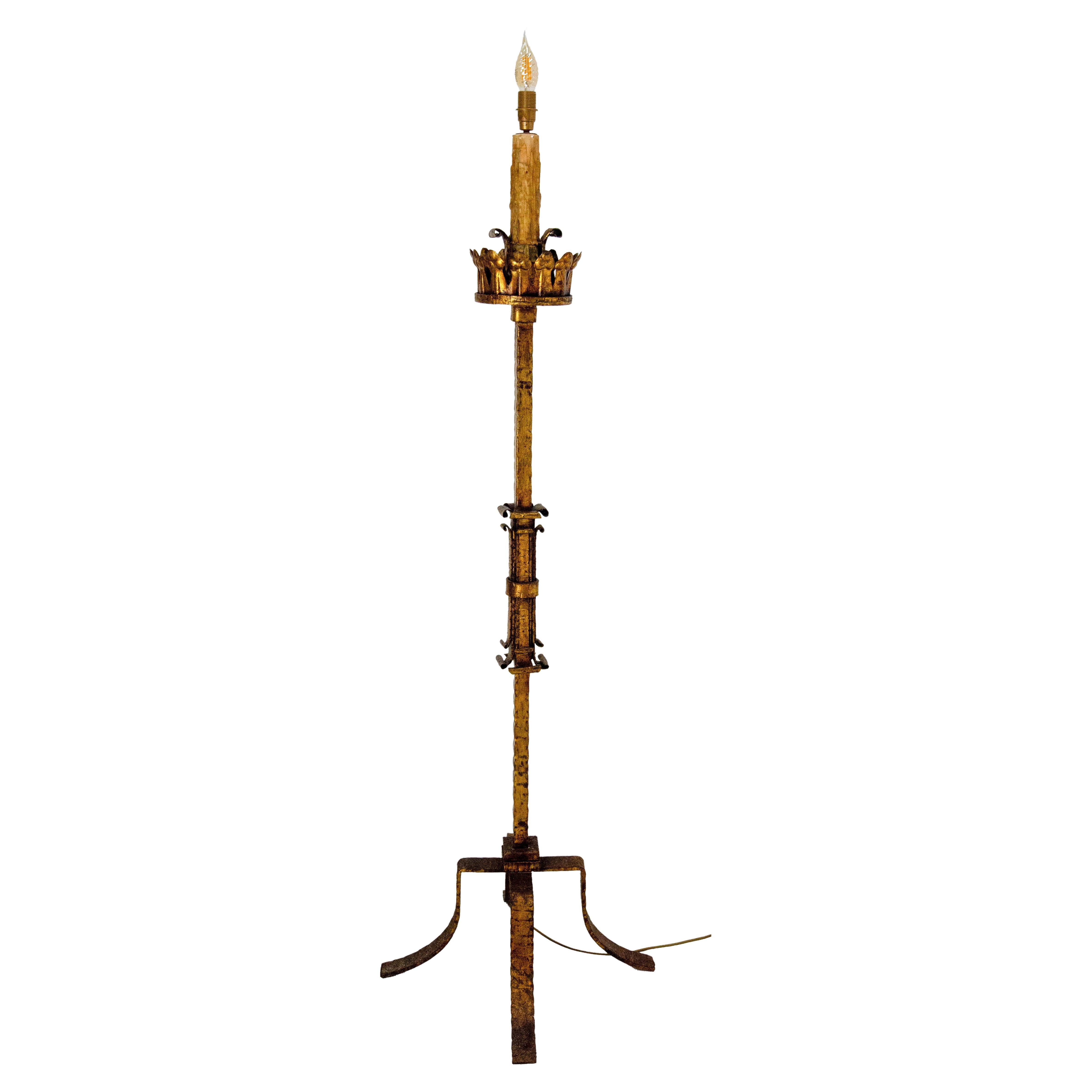 Wrought iron floor gothic style light lantern French midcentury, circa 1960
Wrought iron and wood
Good vintage condition with only minor signs of use for its age.
Two slightly oxidized feet on top, really not disturbing (please see photos)
This can