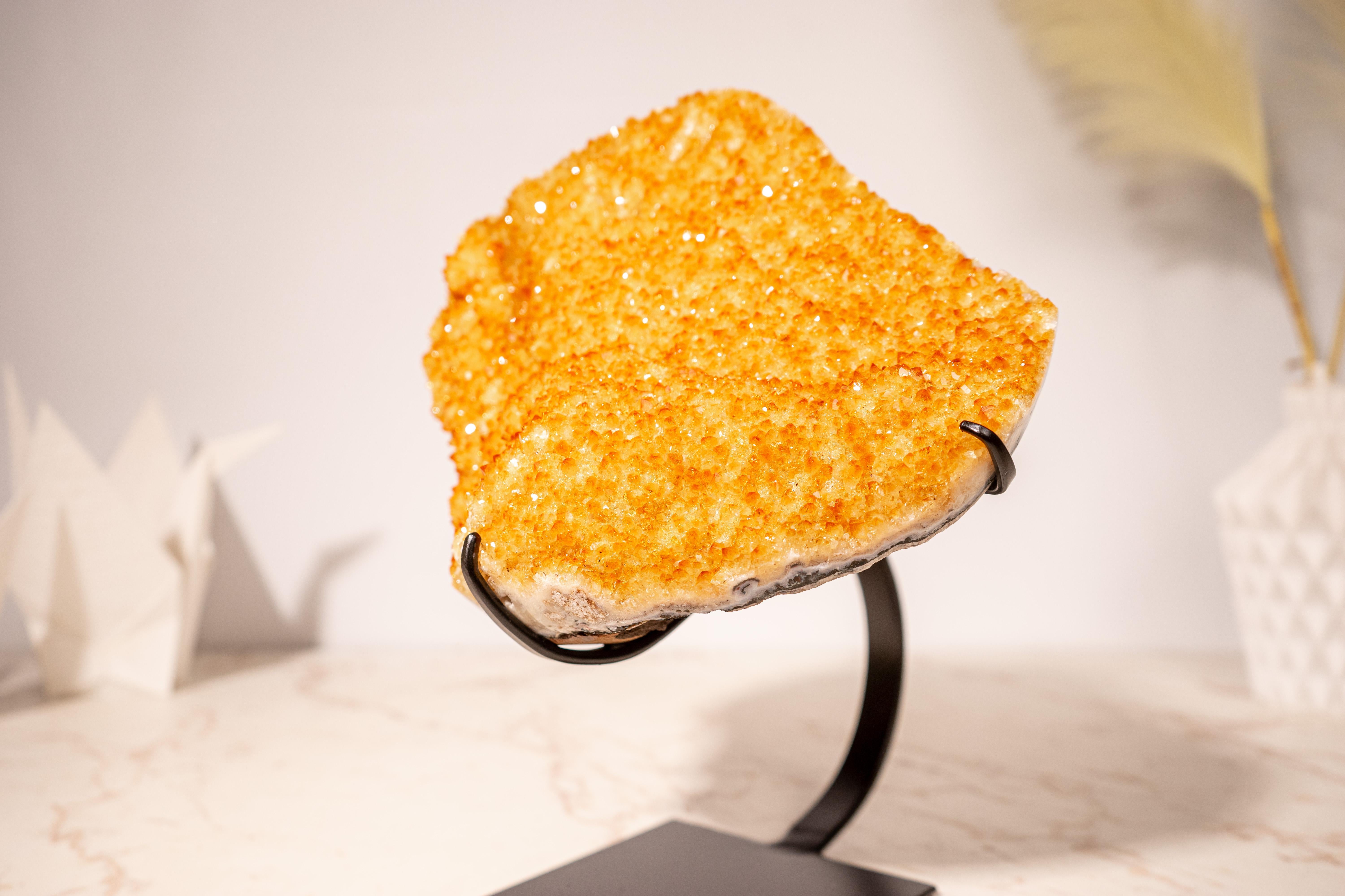 Goldener gelber Citrin-Cluster mit einer großen Rosette-Blume (21. Jahrhundert und zeitgenössisch) im Angebot