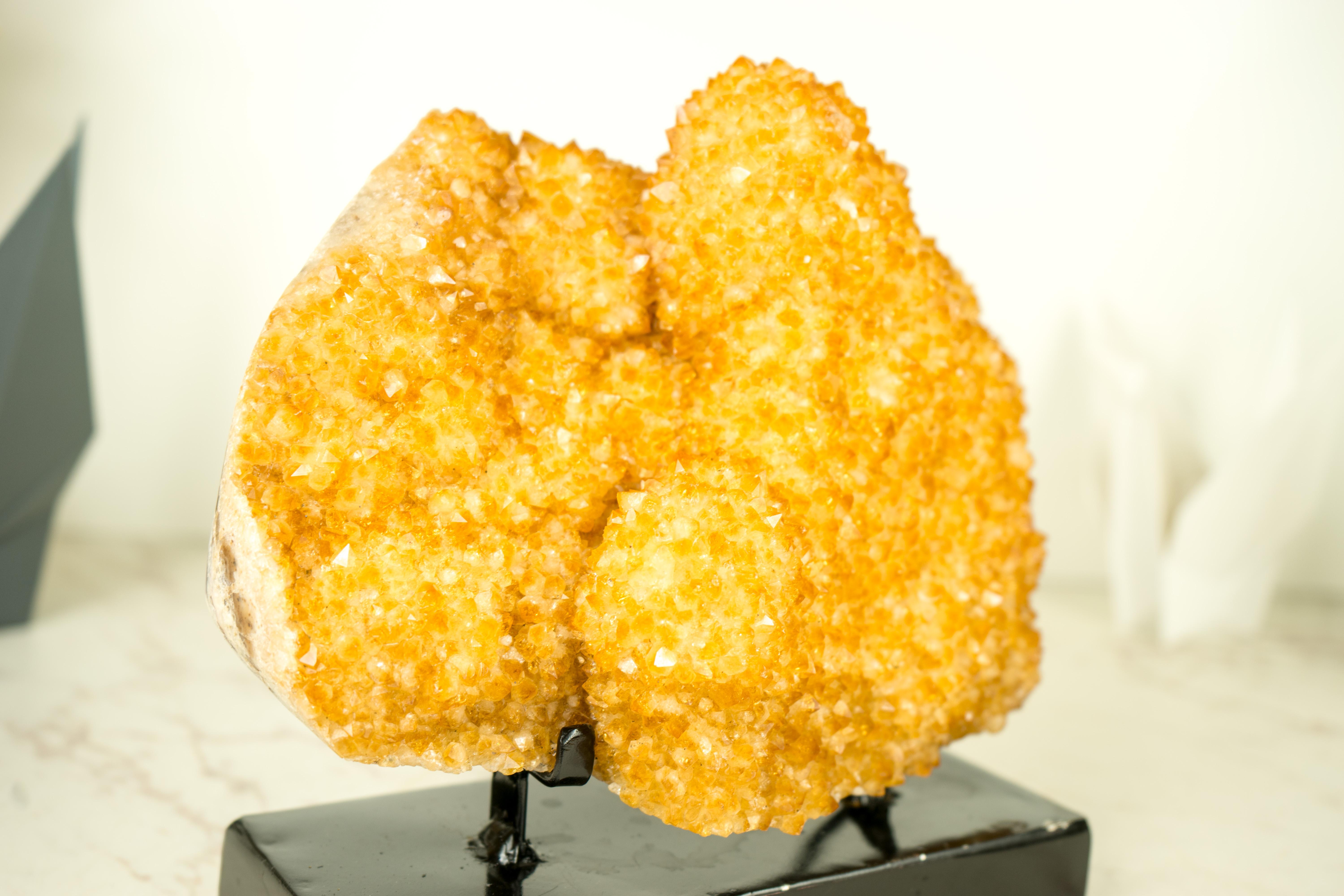 Goldgelber Citrin-Cluster mit einer großen Rosettenblüte (Stalaktit) auf Stand  4