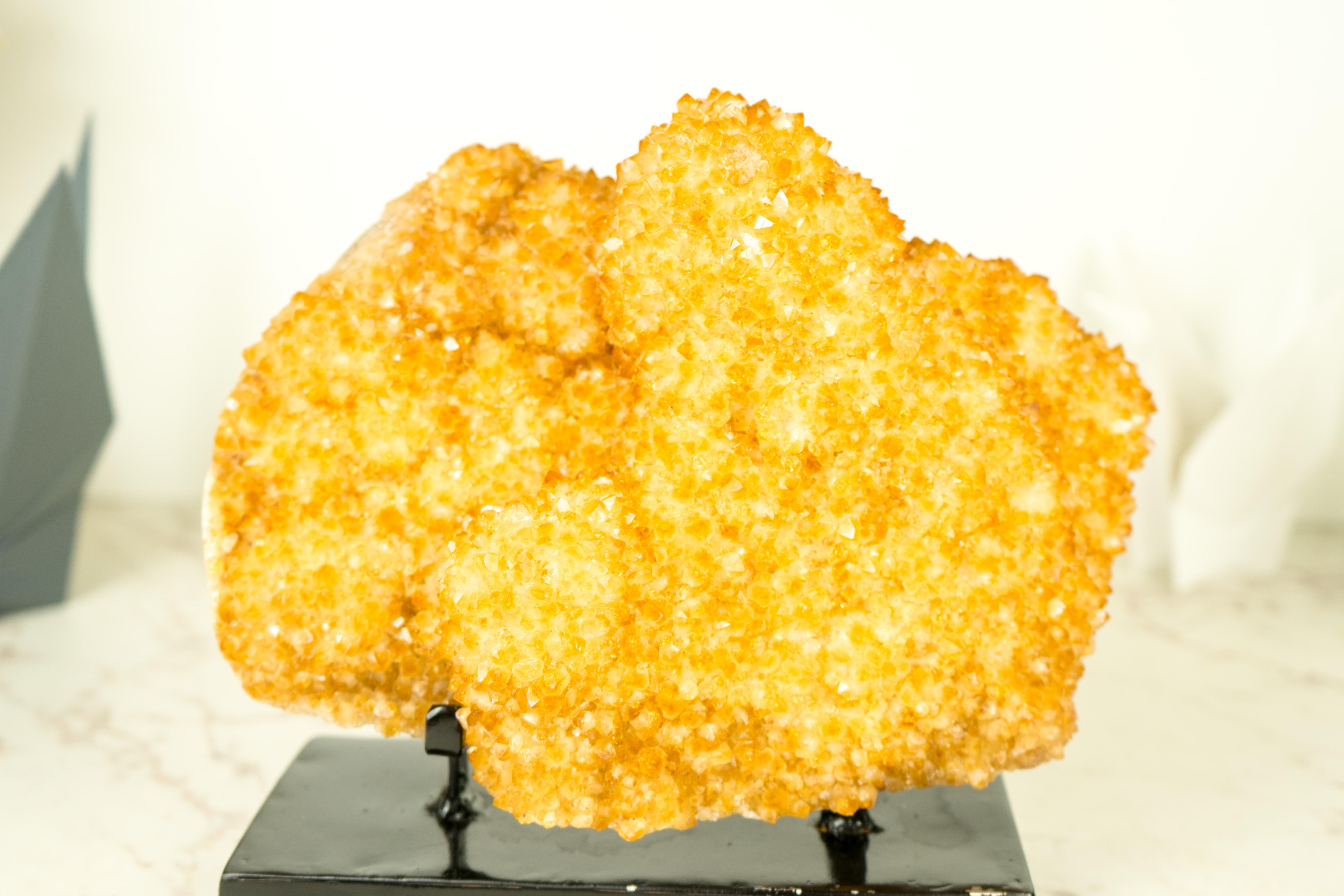 Goldgelber Citrin-Cluster mit einer großen Rosettenblüte (Stalaktit) auf Stand  8