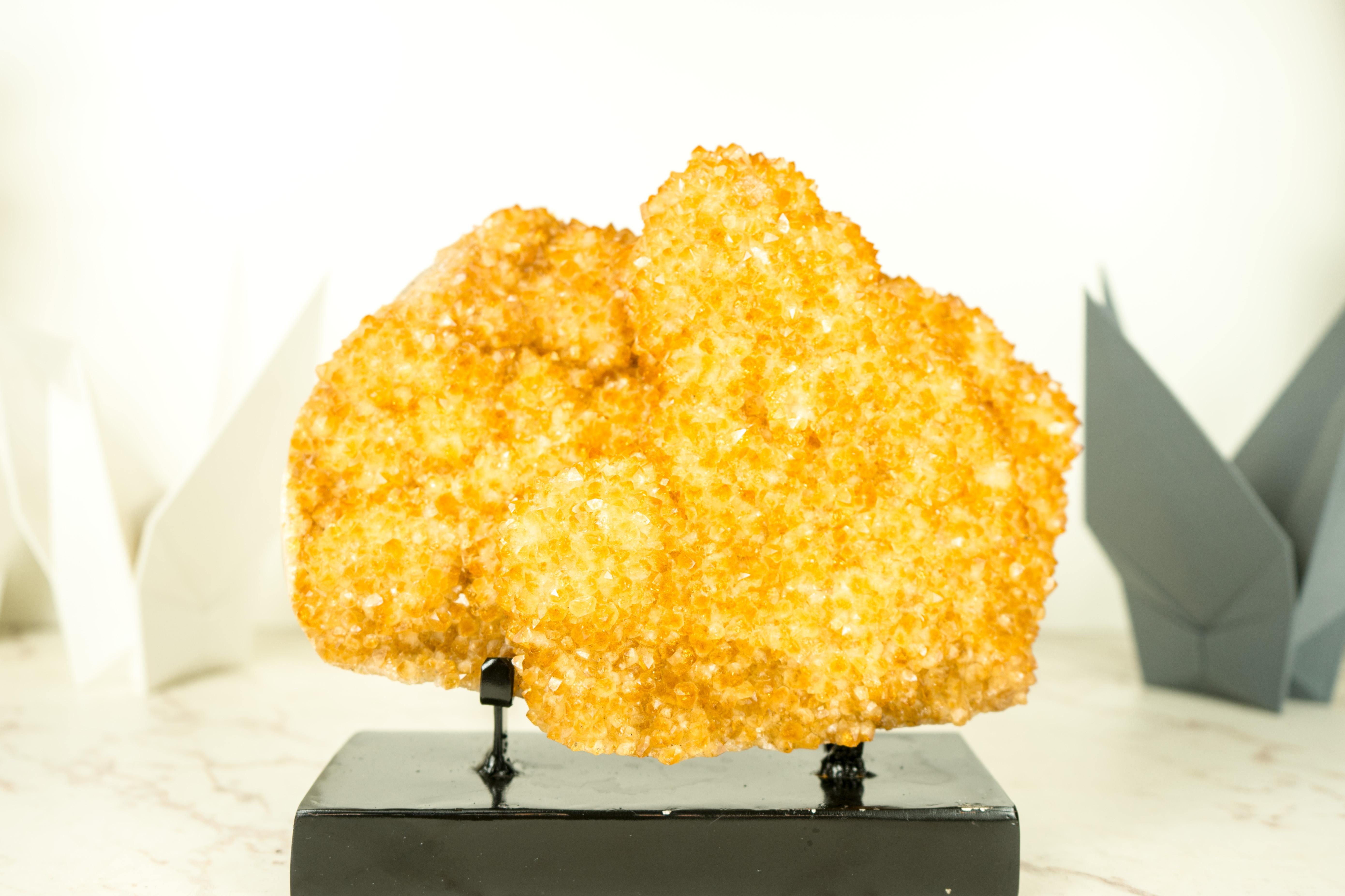 Goldgelber Citrin-Cluster mit einer großen Rosettenblüte (Stalaktit) auf Stand  10