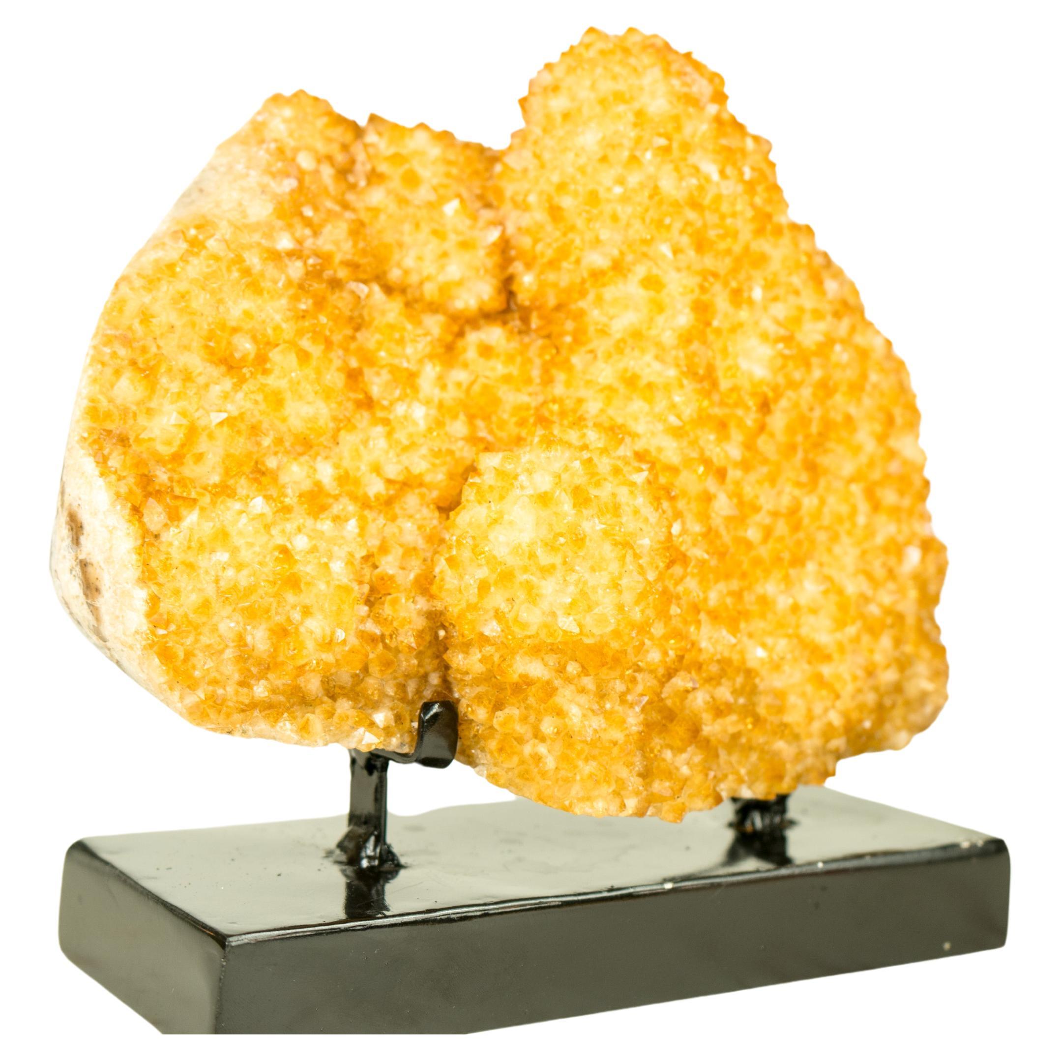 Goldgelber Citrin-Cluster mit einer großen Rosettenblüte (Stalaktit) auf Stand 