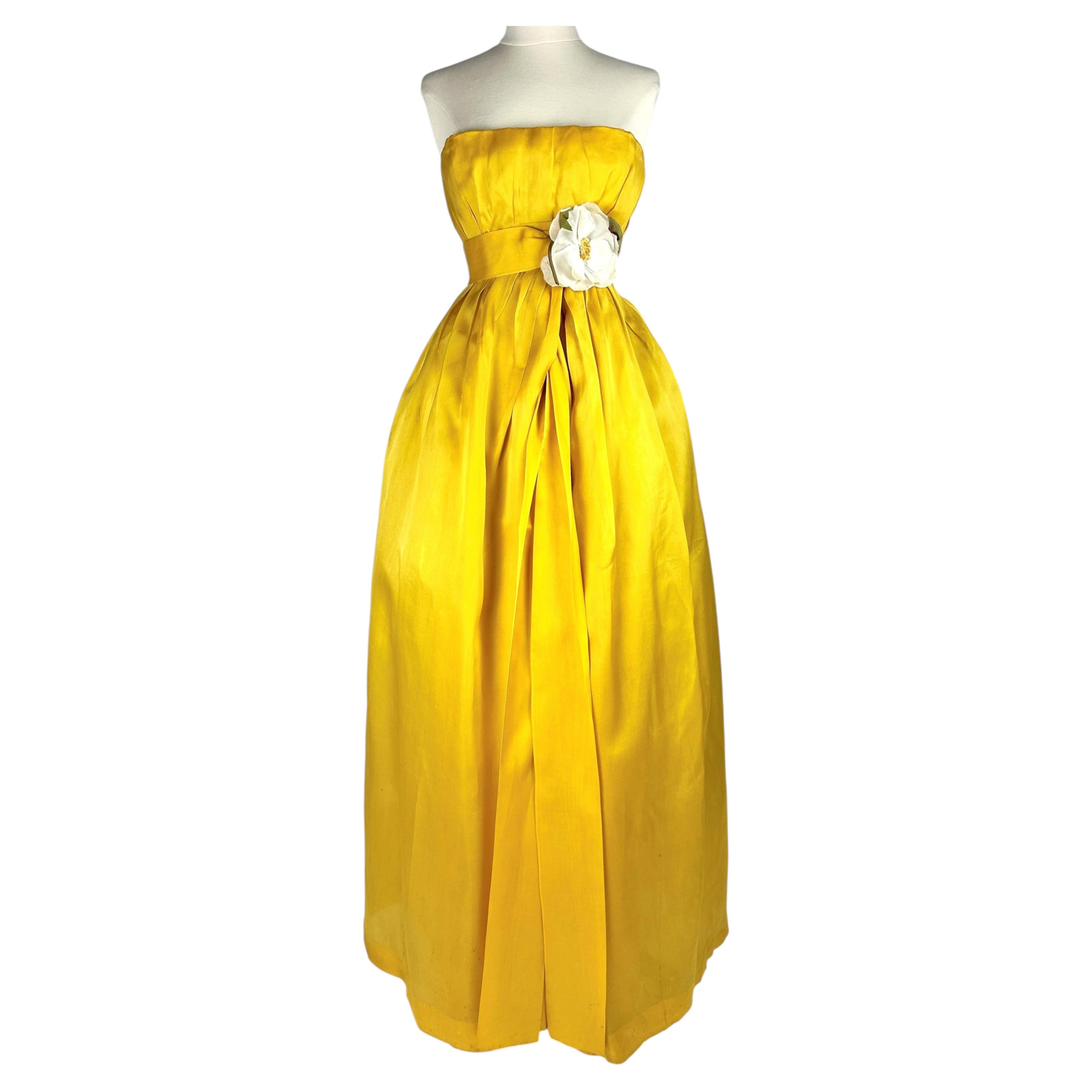 Goldgelbes Gazar-Ballkleid von Christian Dior - Paris Ligne Libre 1957