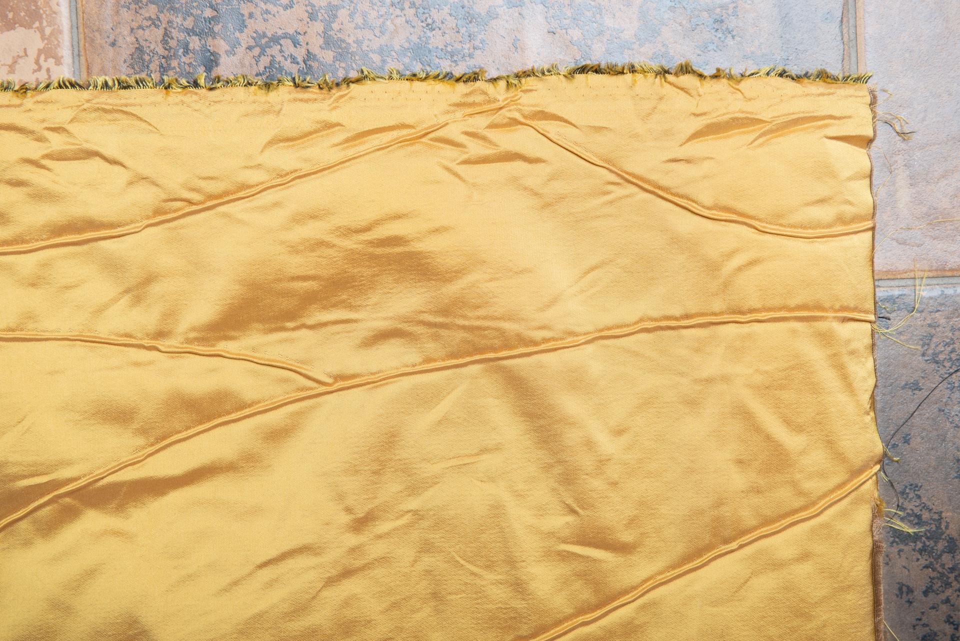 Golden Yellow Silk Remnant Textile Fabric Mulberry In Excellent Condition In Alessandria, Piemonte