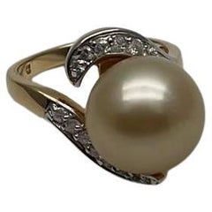 Bague fantaisie en or jaune 14 carats avec perle jaune des mers du Sud courbée et diamants en forme de spirale
