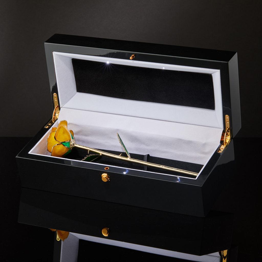 Goldenrod Gift, Glossy Lacquer Real Rose in 24k Gold with LED Display For Sale 3