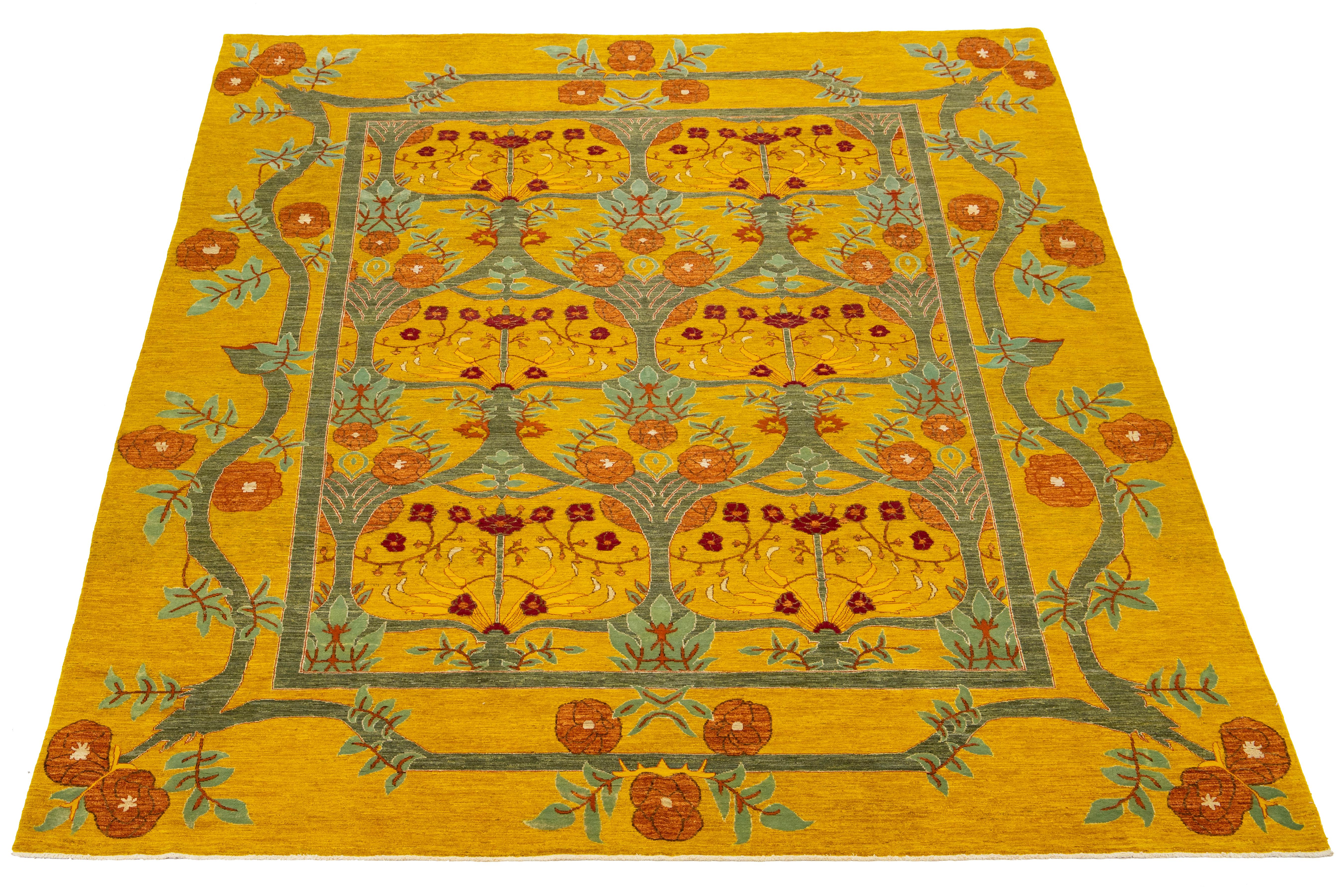 Le tapis en laine Goldenrod Modern Oushak Style présente un design contemporain inspiré des motifs traditionnels Oushak. Cette pièce exquise présente un fond riche en verge d'or complété par des motifs floraux vibrants en vert, orange et rouge qui
