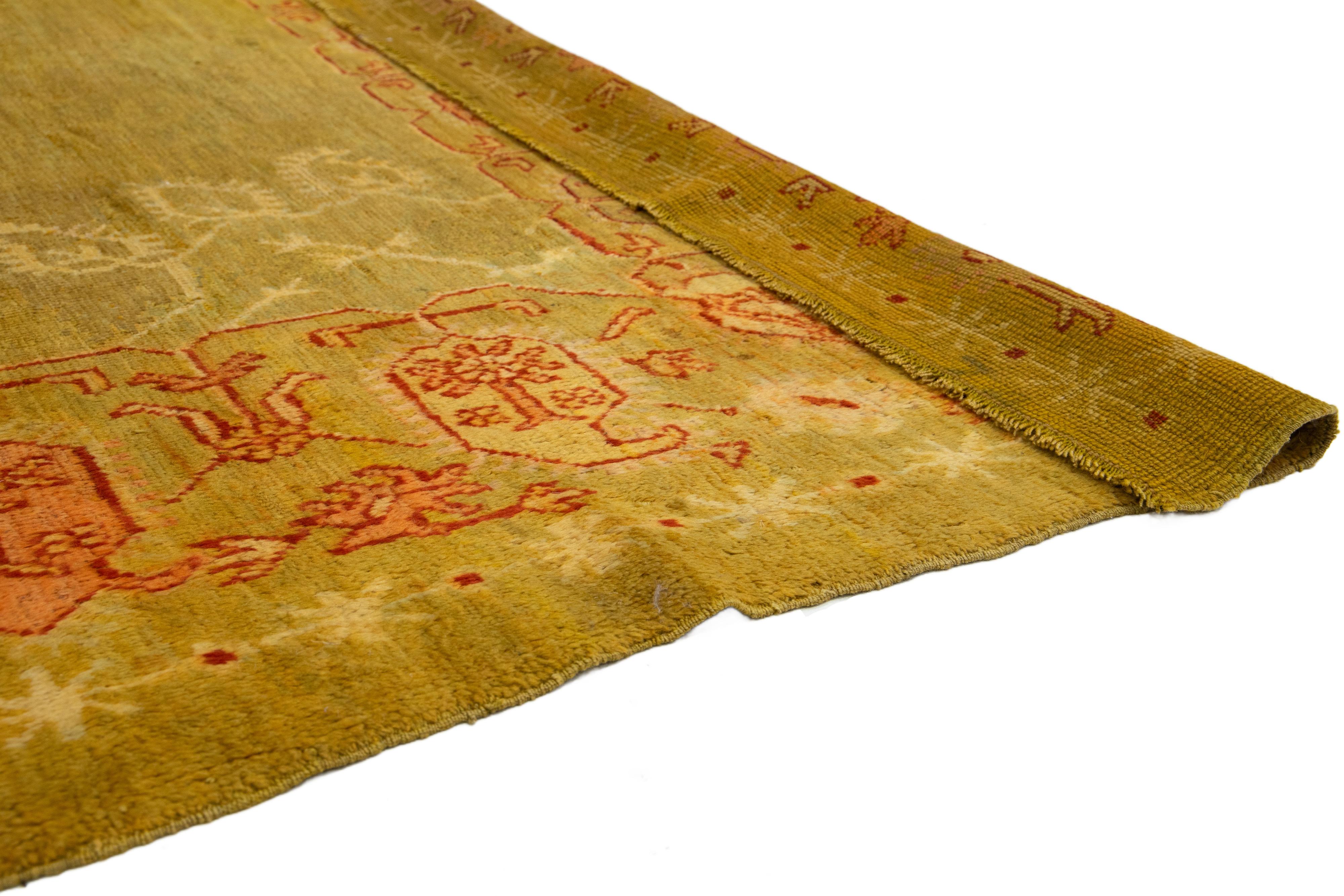 Goldenrod Türkischer Oushak Antiker quadratischer Wollteppich aus Goldenrod mit Mitteldesign (Handgeknüpft) im Angebot