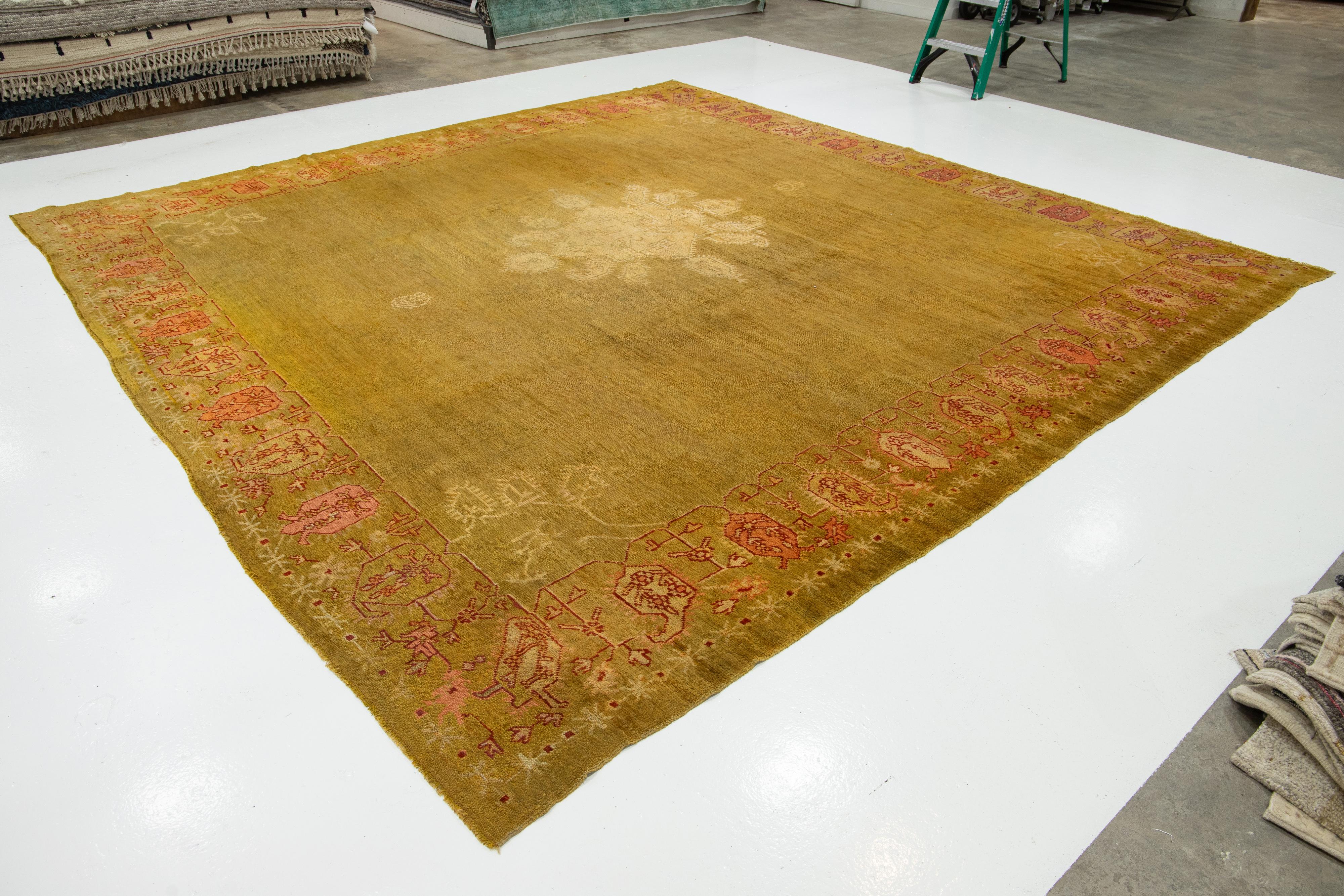 Goldenrod Türkischer Oushak Antiker quadratischer Wollteppich aus Goldenrod mit Mitteldesign im Zustand „Hervorragend“ im Angebot in Norwalk, CT