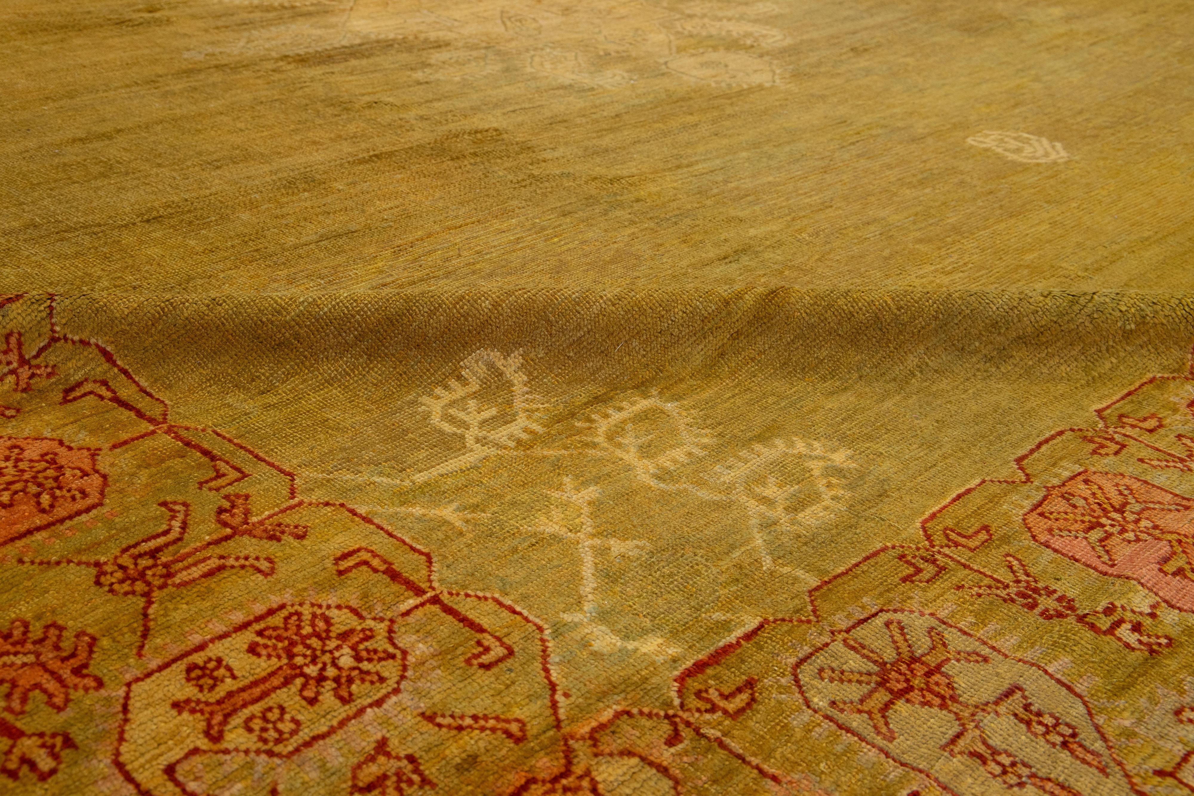 Goldenrod Türkischer Oushak Antiker quadratischer Wollteppich aus Goldenrod mit Mitteldesign (19. Jahrhundert) im Angebot