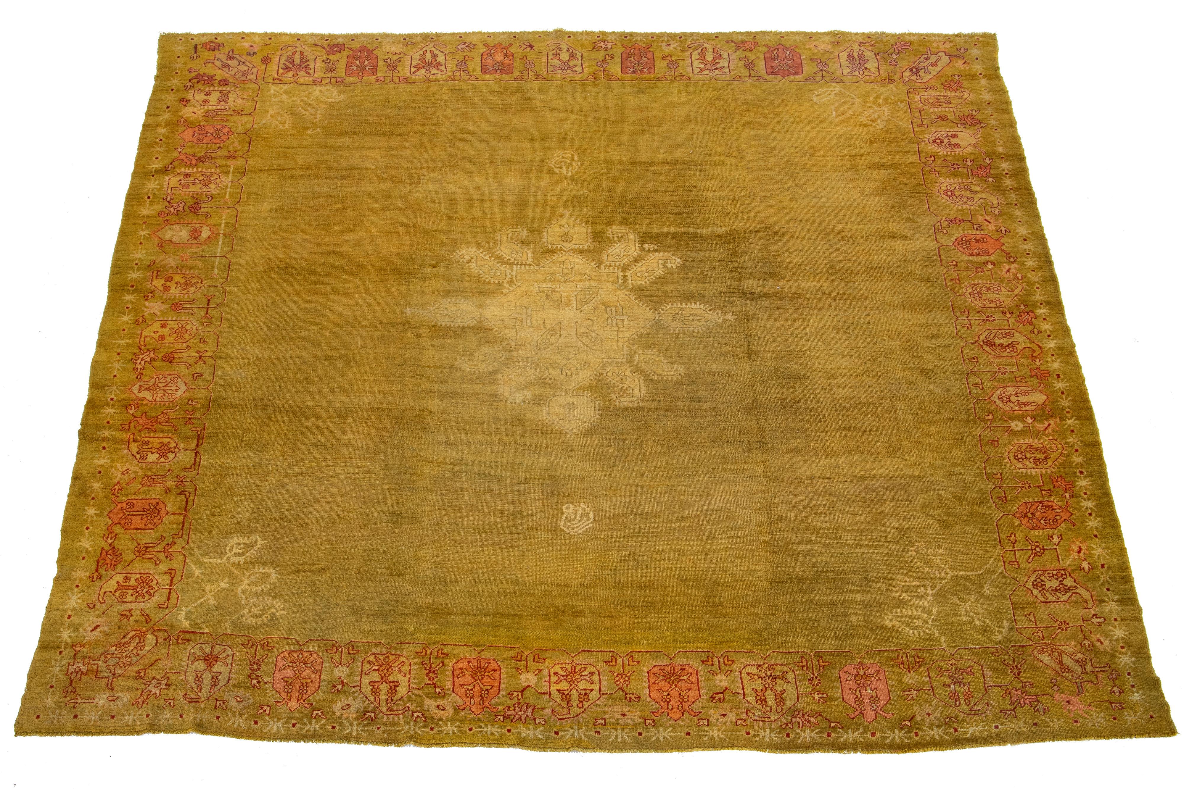 Goldenrod Türkischer Oushak Antiker quadratischer Wollteppich aus Goldenrod mit Mitteldesign im Angebot 1
