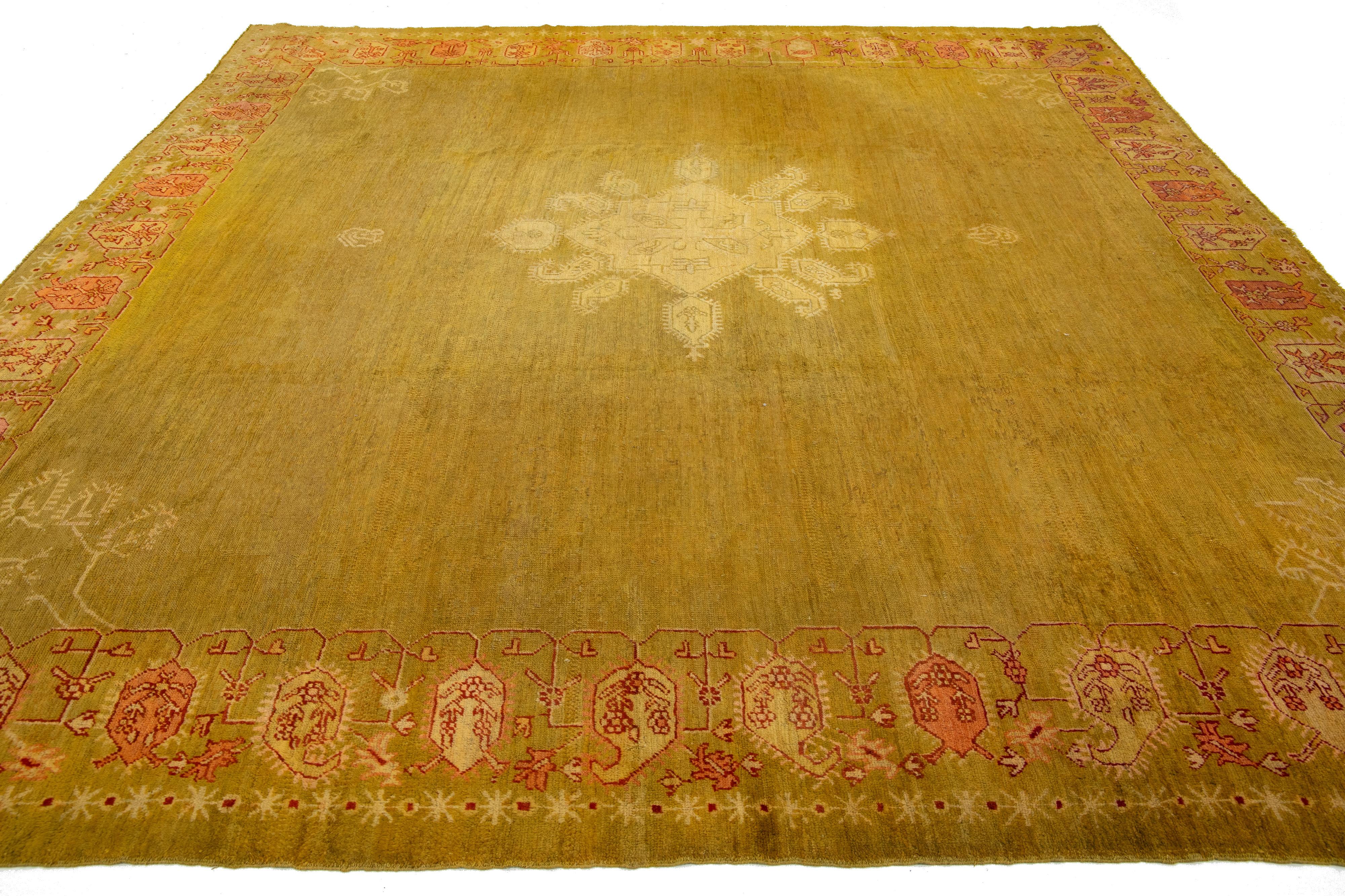 Goldenrod Türkischer Oushak Antiker quadratischer Wollteppich aus Goldenrod mit Mitteldesign im Angebot 3