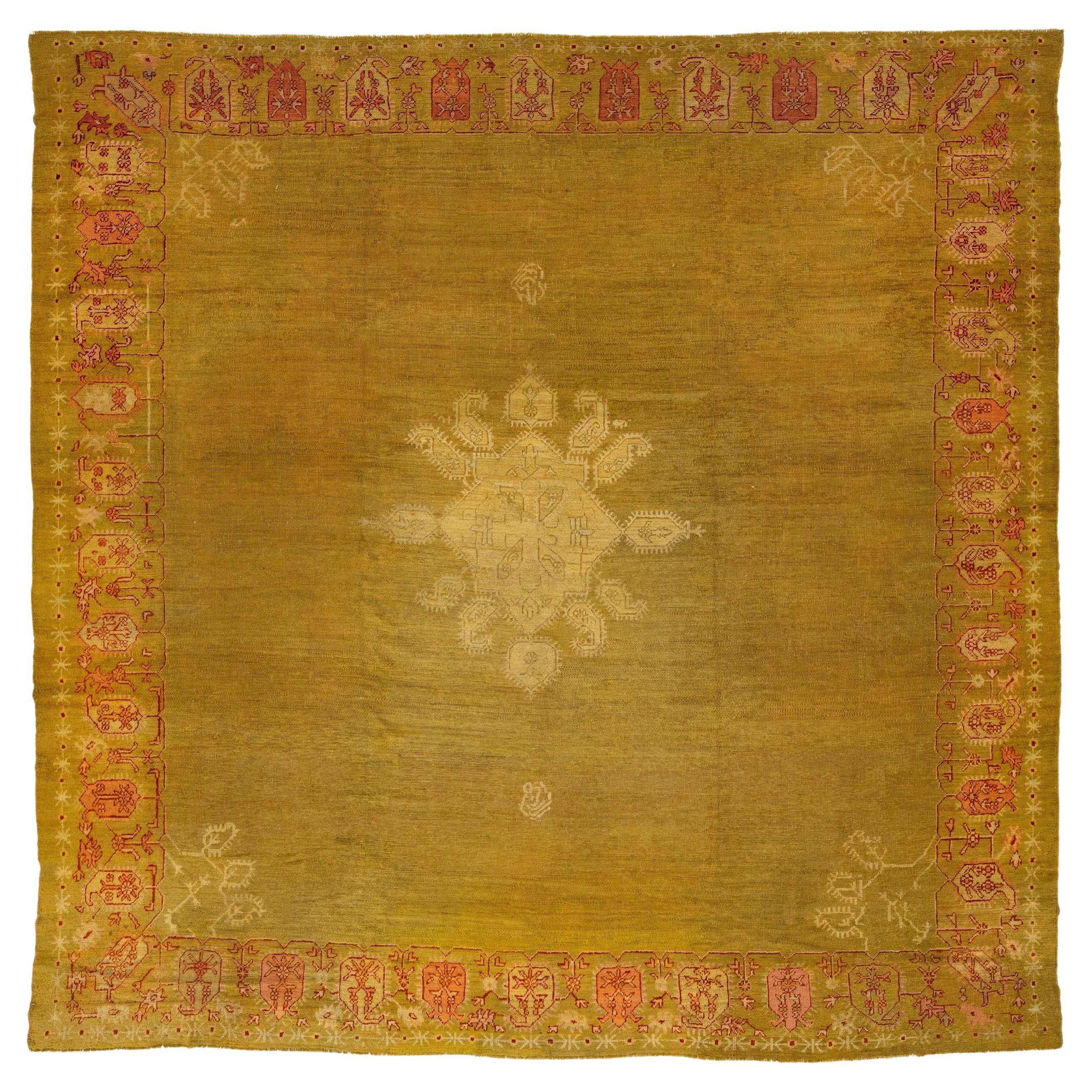 Goldenrod Türkischer Oushak Antiker quadratischer Wollteppich aus Goldenrod mit Mitteldesign