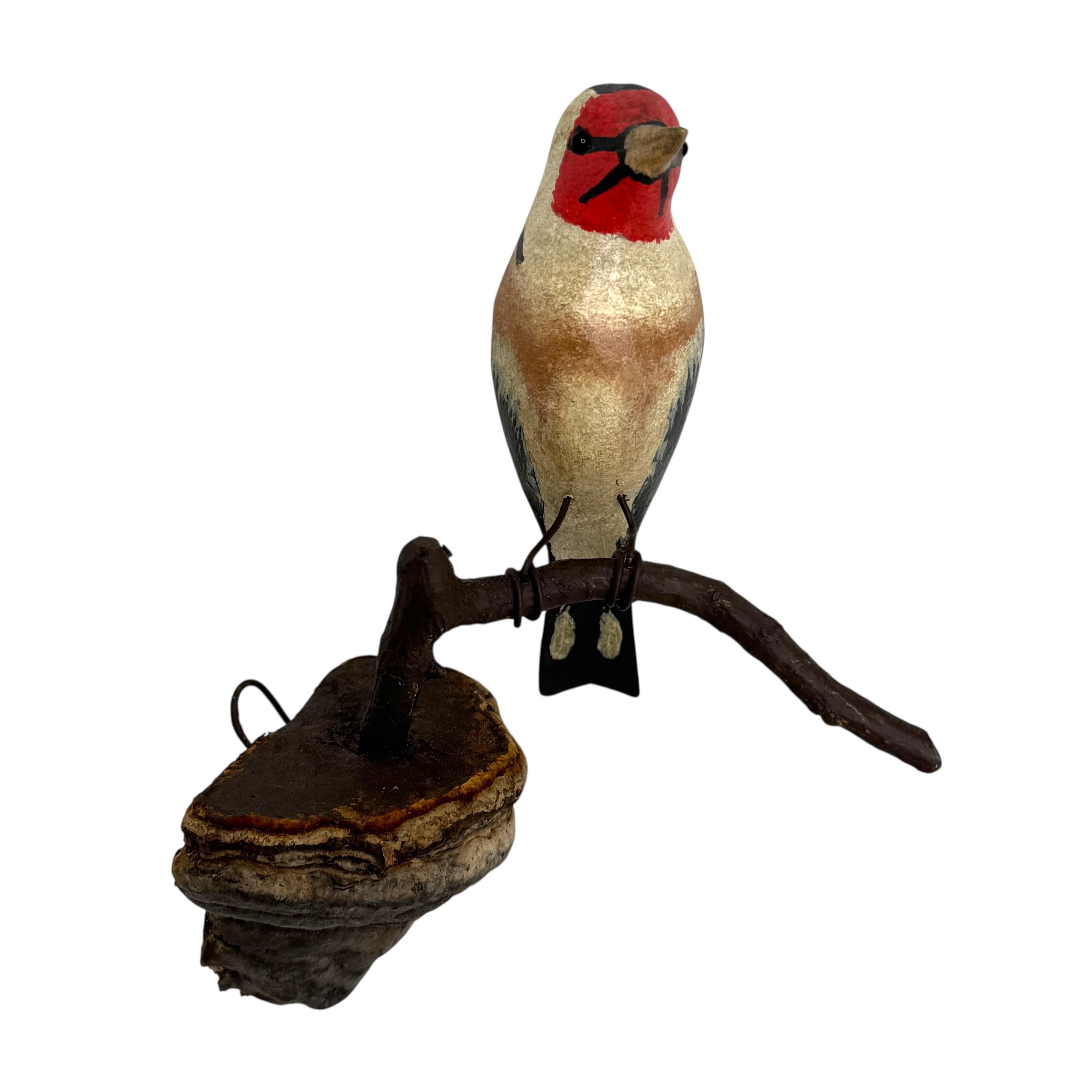 Precioso pájaro austriaco del siglo XX, tallado en madera, montado sobre un soporte para colgar. La tradición de estos pájaros en Austria, llamados 
