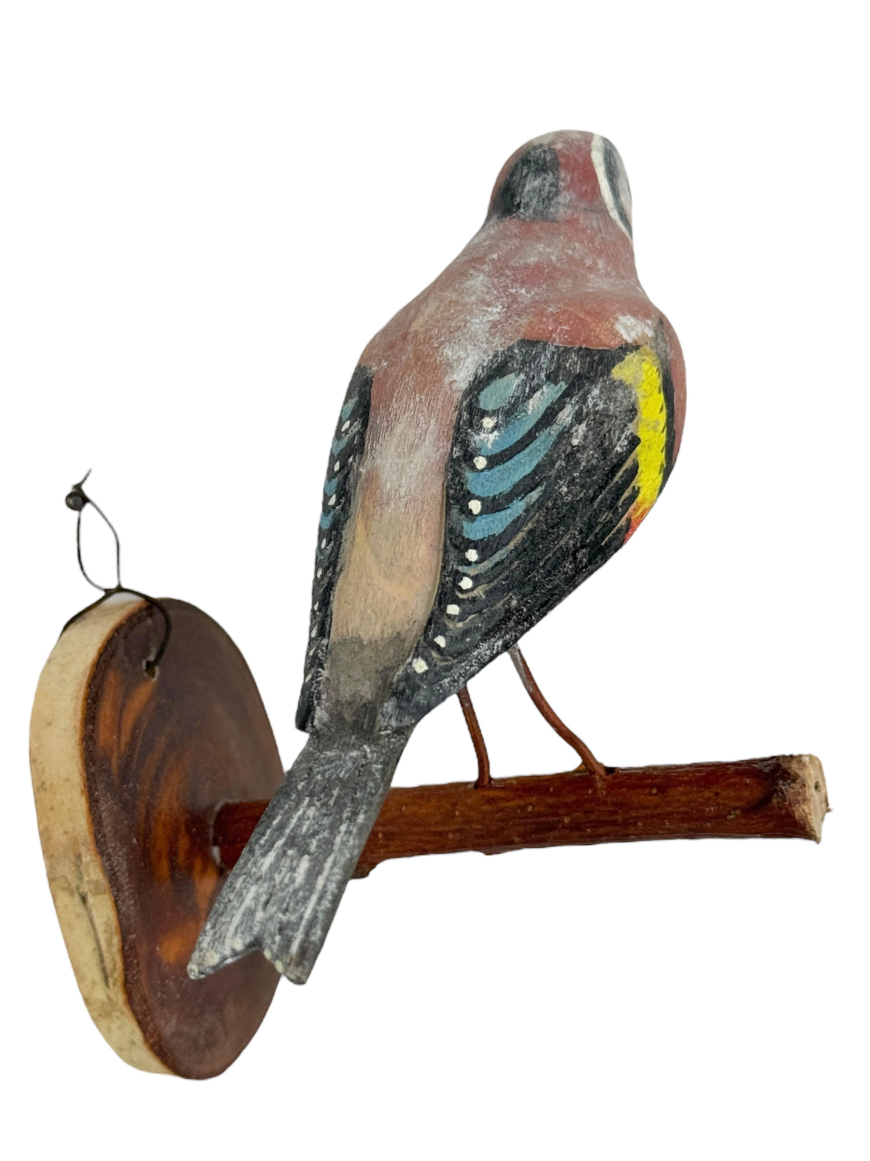 Jilguero Vichtauer Pájaro de madera tallada a mano Arte popular de la Selva Negra, Austria, años 20 Tallado a mano en venta
