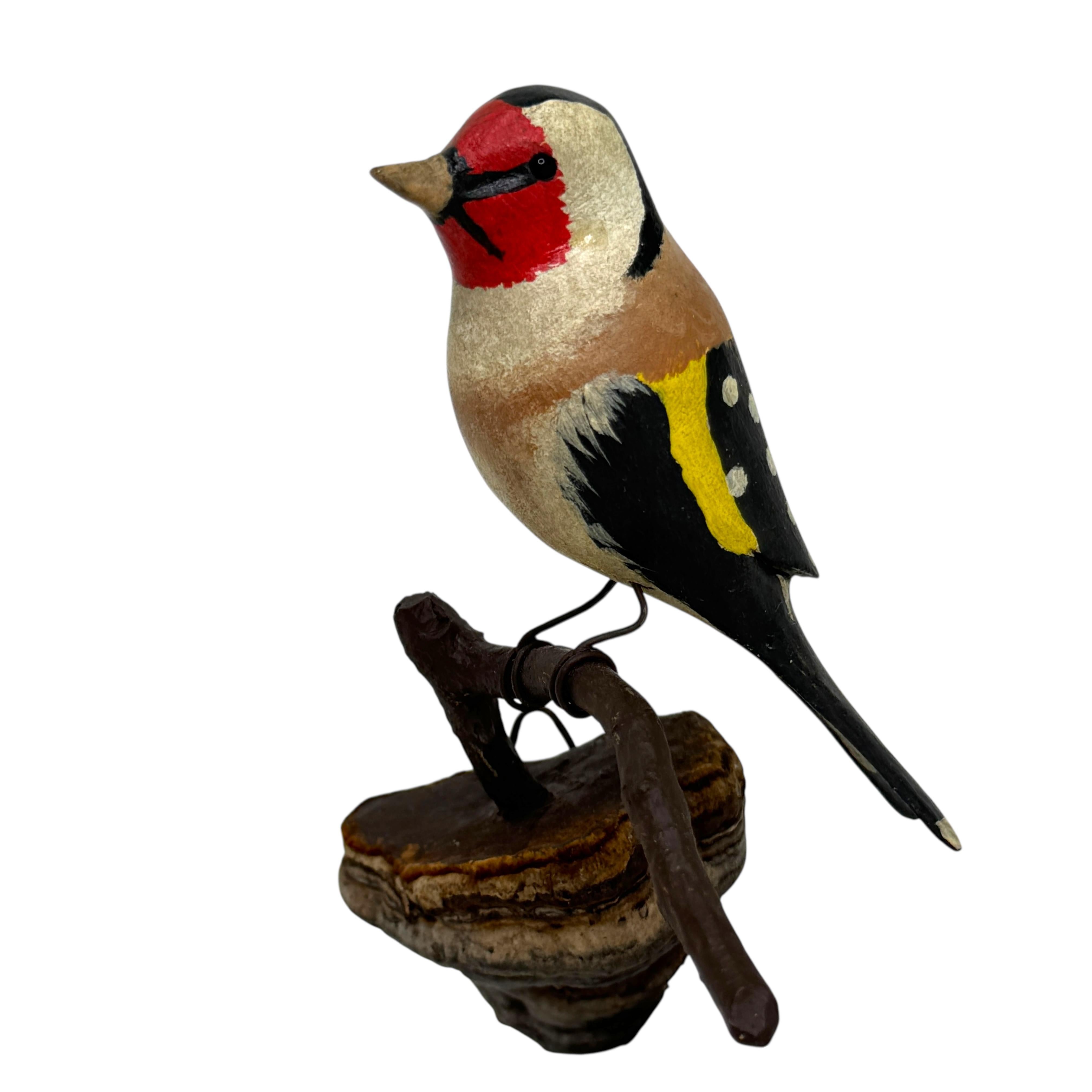 Jilguero Vichtauer Pájaro de madera tallada a mano Arte popular de la Selva Negra, Austria, años 20 Tallado a mano en venta