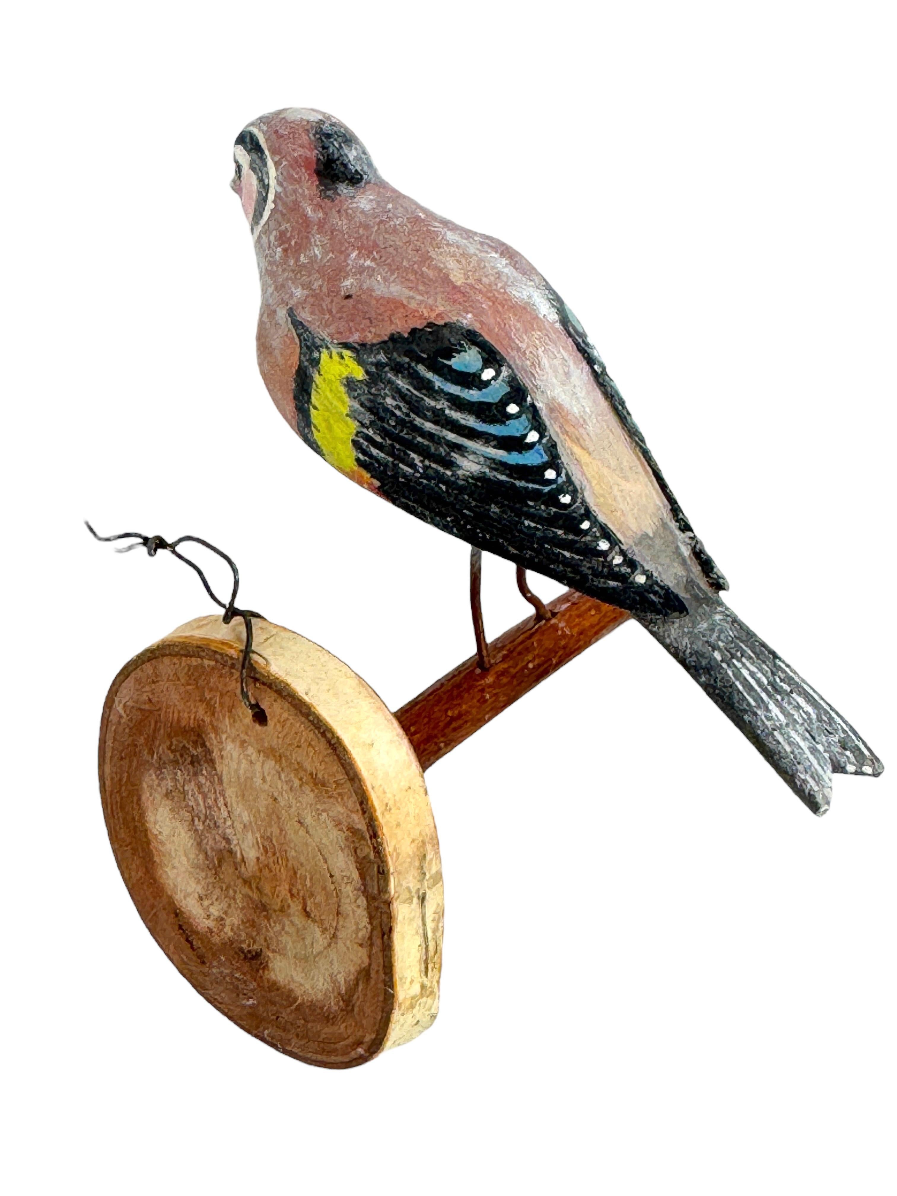 Jilguero Vichtauer Pájaro de madera tallada a mano Arte popular de la Selva Negra, Austria, años 20 en Bueno estado para la venta en Nuernberg, DE