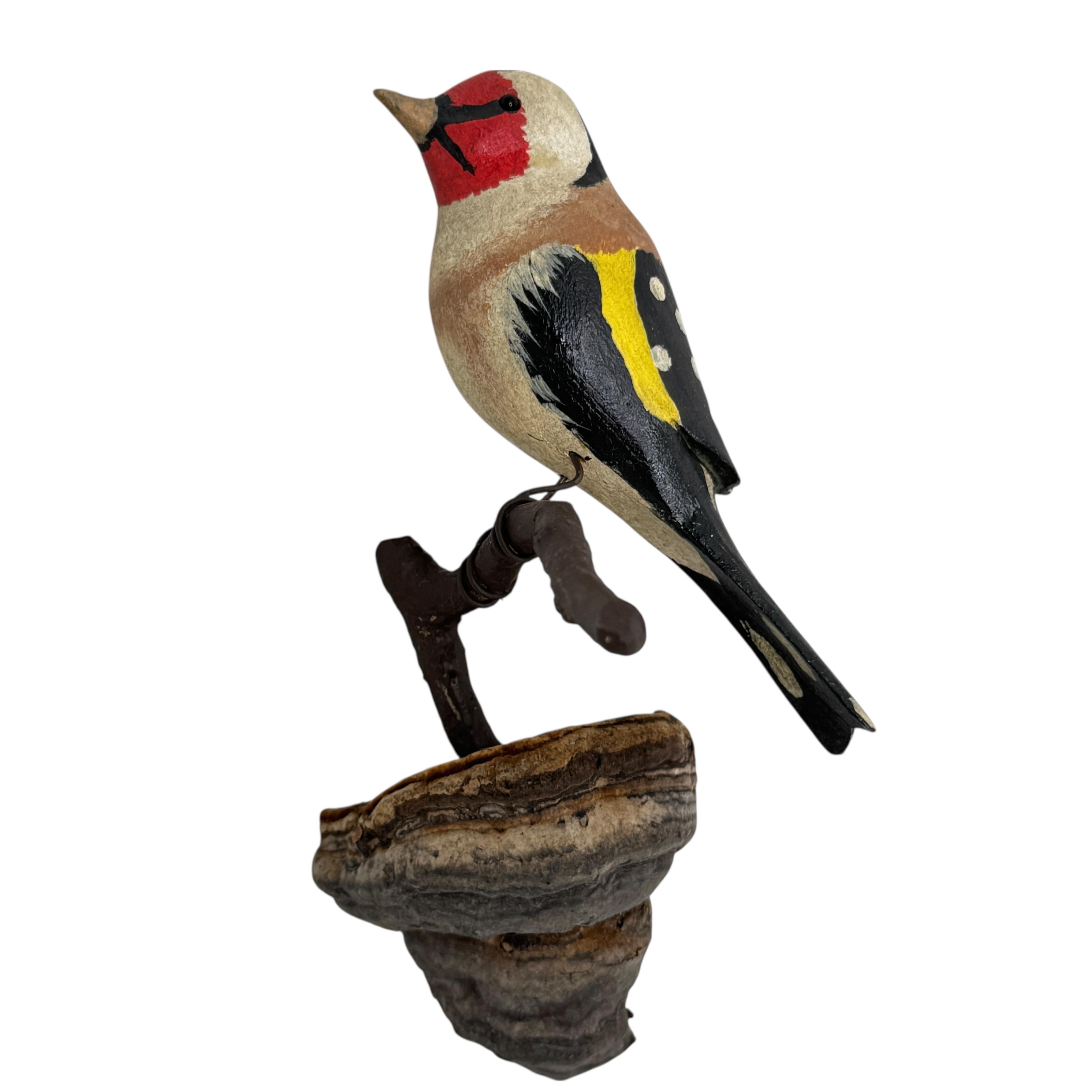Jilguero Vichtauer Pájaro de madera tallada a mano Arte popular de la Selva Negra, Austria, años 20 en Bueno estado para la venta en Nuernberg, DE