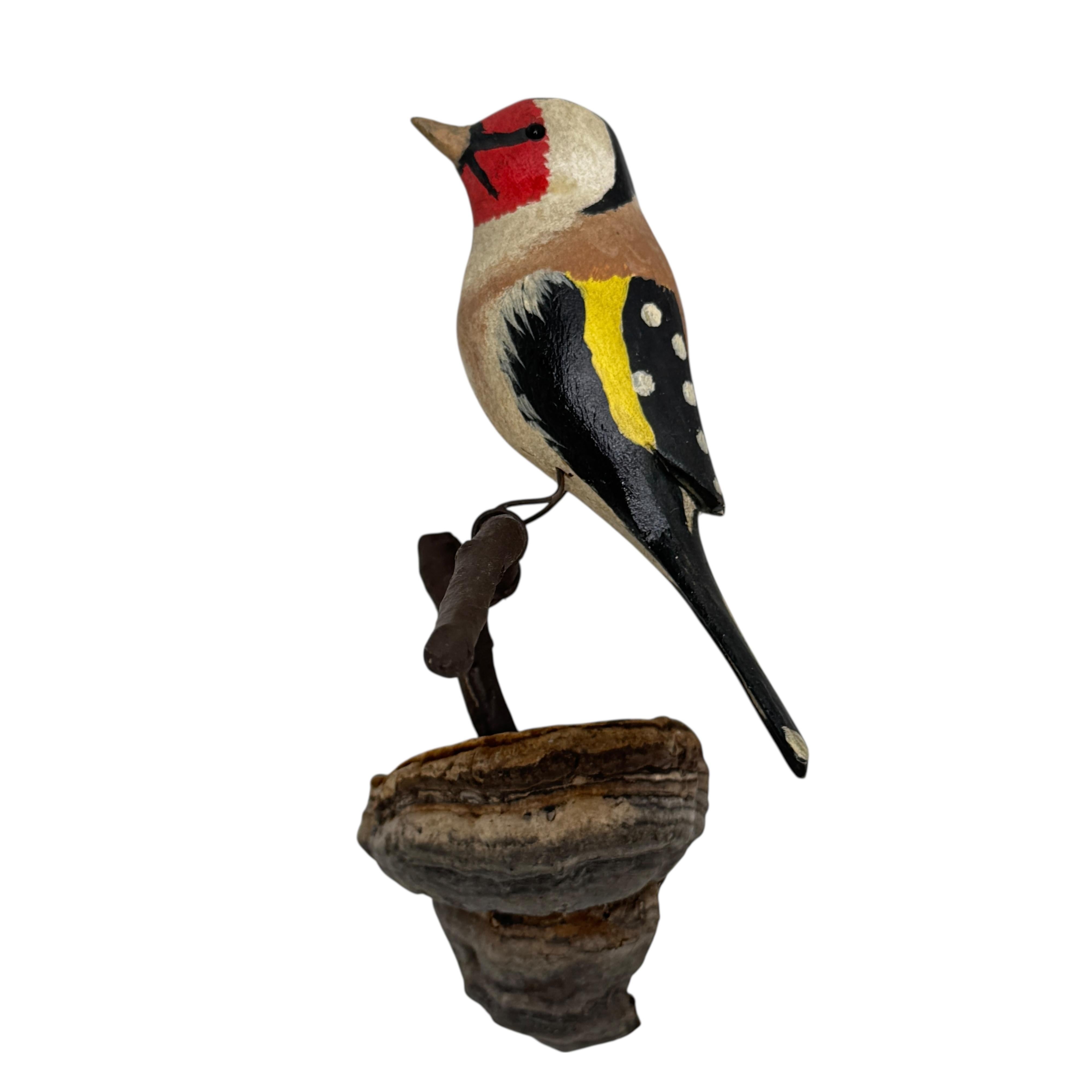 Jilguero Vichtauer Pájaro de madera tallada a mano Arte popular de la Selva Negra, Austria, años 20 principios del siglo XX en venta