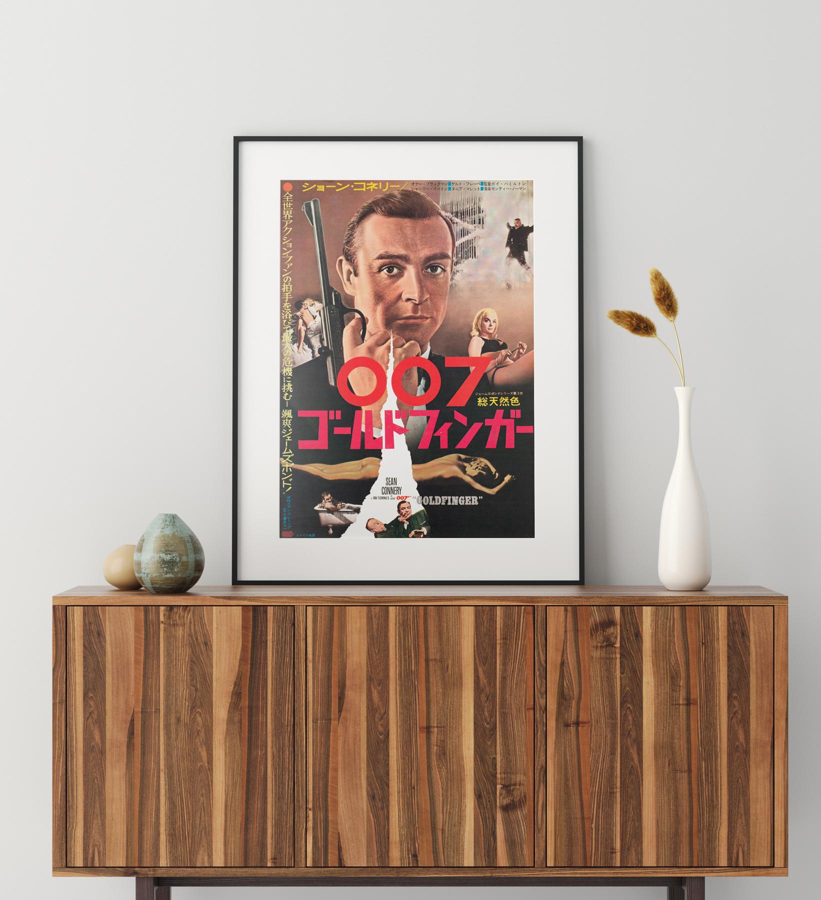 Manifesto cinematografico giapponese del primo anno di uscita del film Goldfinger del 1964, probabilmente uno dei migliori film di James Bond. Un oggetto raro e altamente collezionabile.

Questo poster cinematografico originale d'epoca ha le