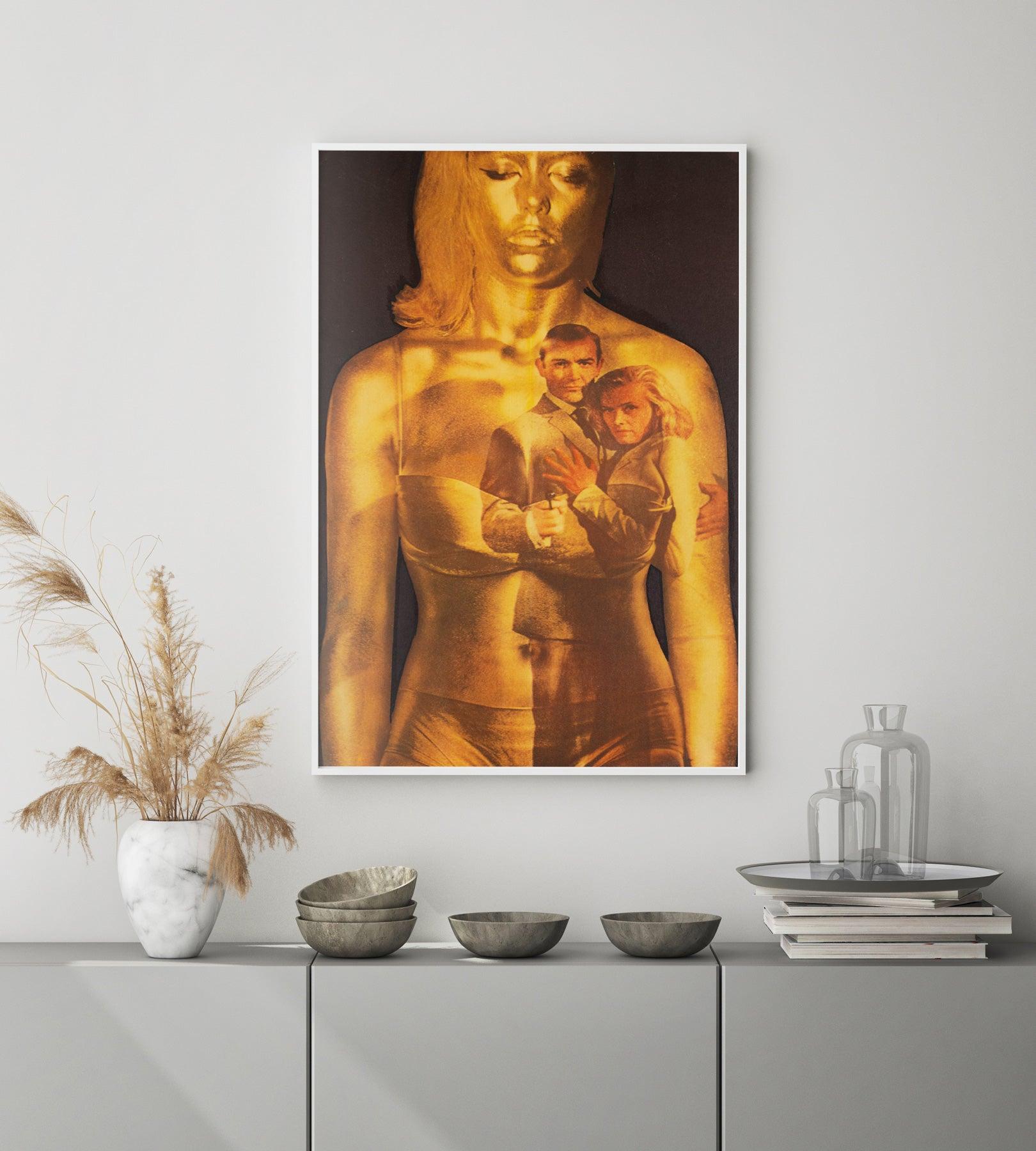 Un vero gioiello per i collezionisti, il poster Double Crown Advance Style A del 1964 per Goldfinger è un pezzo eccezionalmente raro, originariamente emesso senza titoli per aumentare l'attesa in vista dell'uscita del film. Questo sorprendente