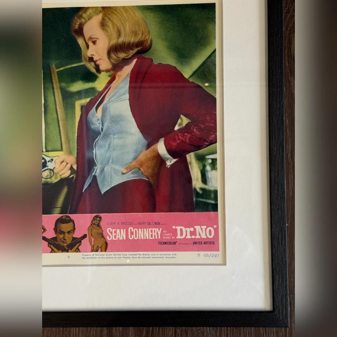 Goldfinger / Dr. No (1966r) - FRAMED
Lobby-Karte (11 x 14 Zoll)

Original US-Lobbykarte

Eine originale Lobbykarte aus der Wiederveröffentlichung von Goldfinger und Dr. No von 1966, zwei der wichtigsten Filme der James-Bond-Reihe. Diese lebhafte