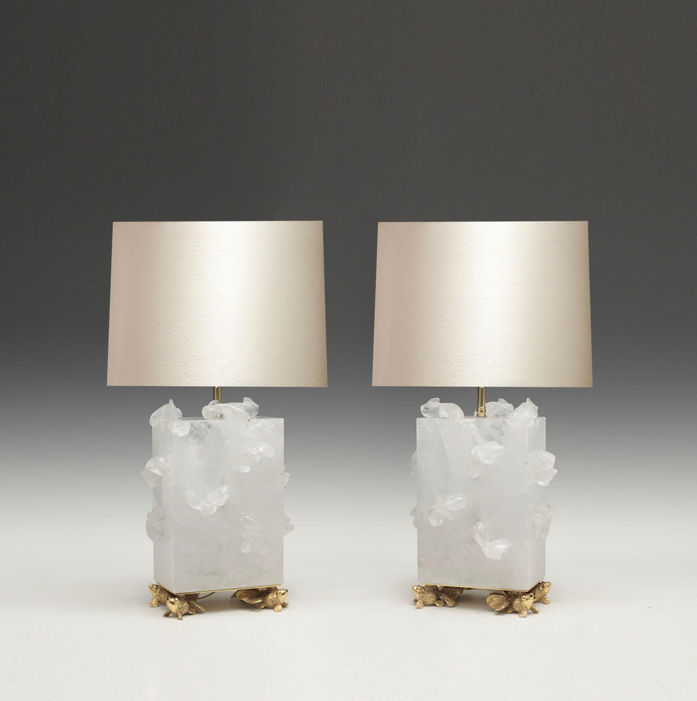 Raffinate lampade in cristallo di rocca con pesce rosso intagliato e base in ottone dorato. Creato dalla Phoenix Gallery, NYC.
Disponibile in nichelatura e ottone antico.
Fino alla cima del cristallo di rocca: 15.5