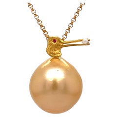Pendentif « Goldie » en perles des mers du Sud avec oiseau de rivage teinté rubis sur chaîne