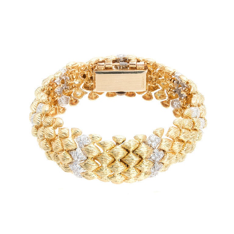Taille ronde Goldie Montre-bracelet pour femme bombée recouverte d'un charnière et de diamants en or jaune en vente