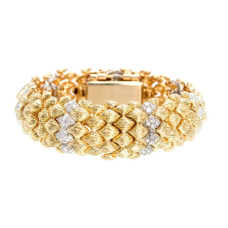 Goldie Montre-bracelet pour femme bombée recouverte d'un charnière et de diamants en or jaune Bon état - En vente à Stamford, CT