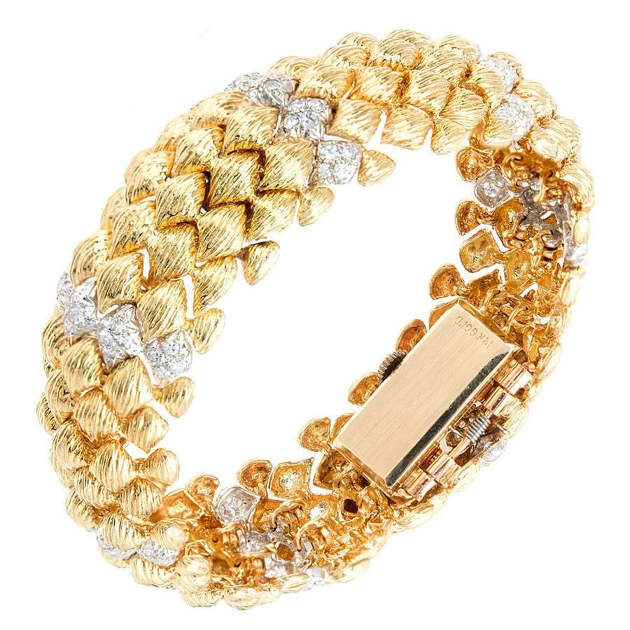 Goldie Montre-bracelet pour femme bombée recouverte d'un charnière et de diamants en or jaune en vente