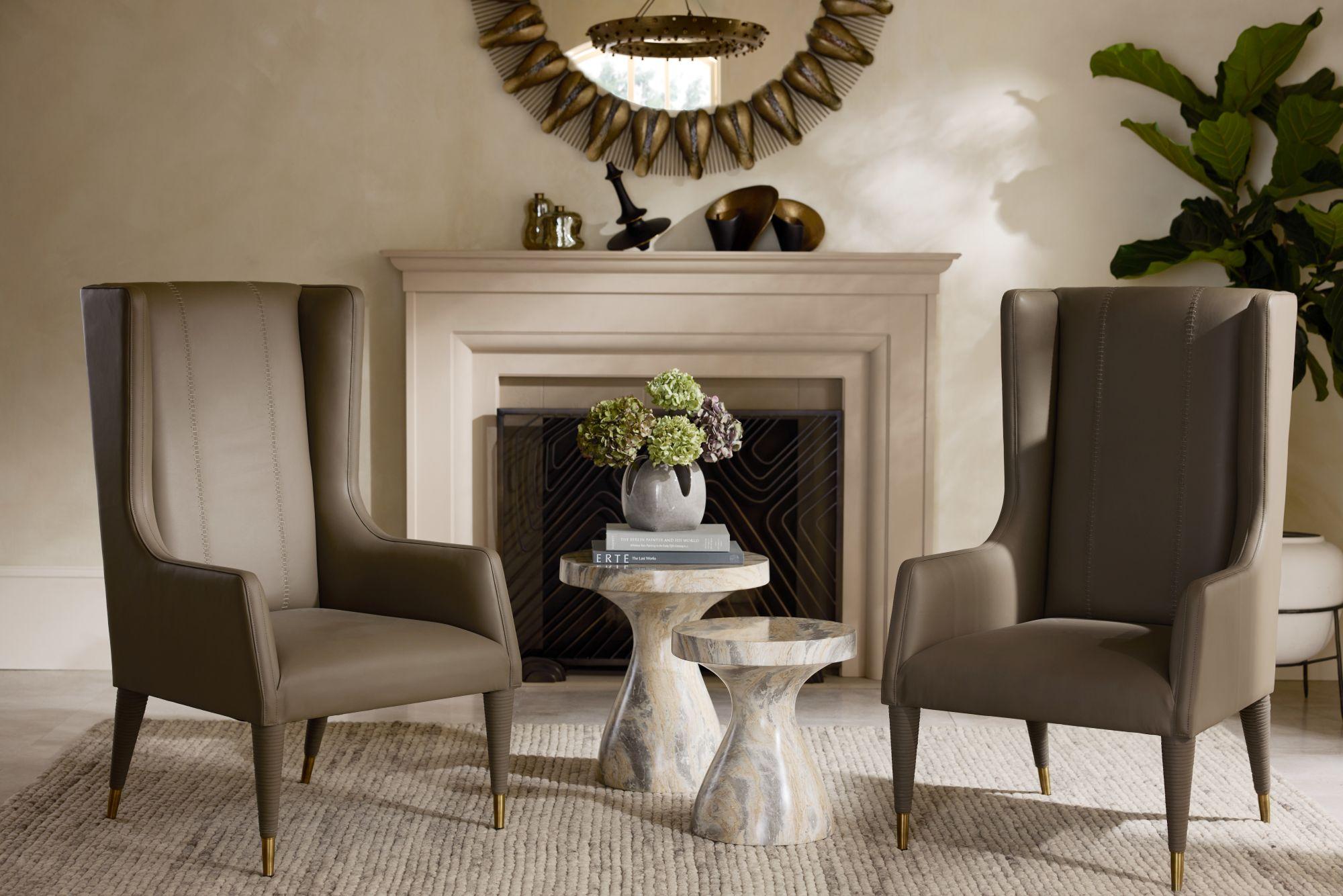 El espejo Goldie aporta un toque de glamour de mediados de siglo a cualquier espacio, combinando el arte escultórico con la elegancia atemporal. El marco de hierro está bellamente detallado con capullos de flor martillados y doblados, cuidadosamente