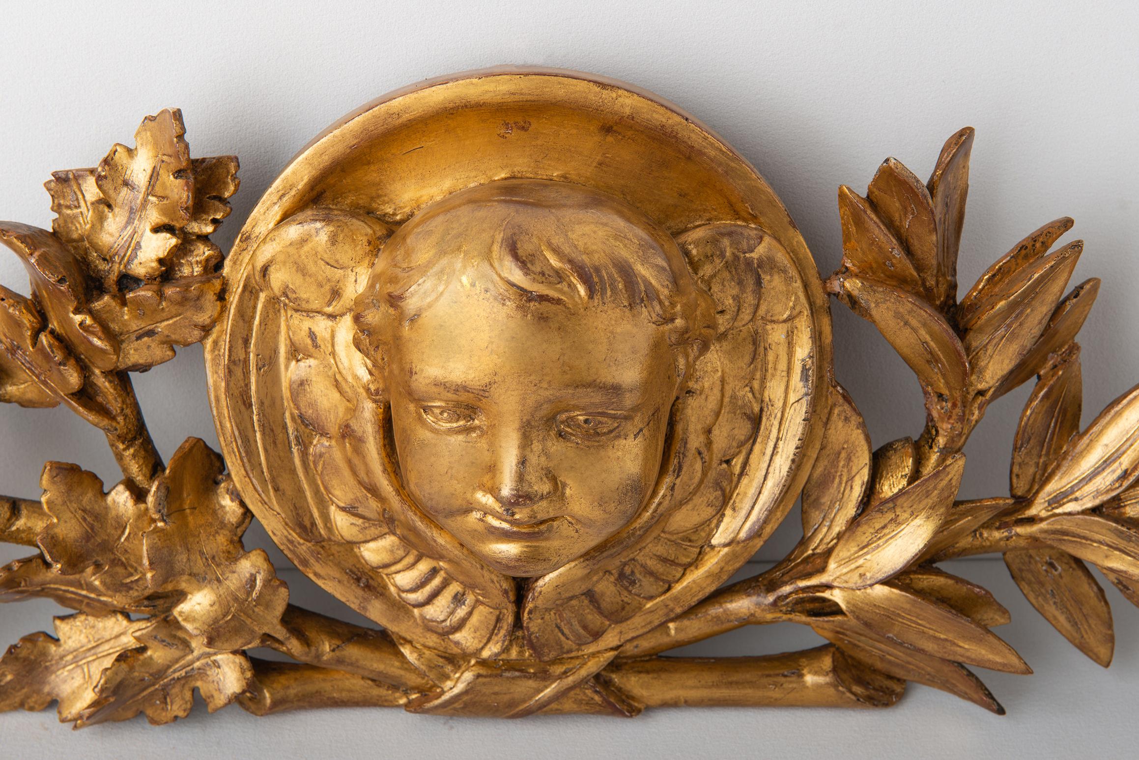 O/6460 - Rich gilded wood coping with angel head between an olive branch and an oak branch, to symbolize:
olive: peace, faith, strenght, triumph, victory, honor -
oak: strenght, longevity, hardness; considered the sacred tree.
Beautiful for headbord