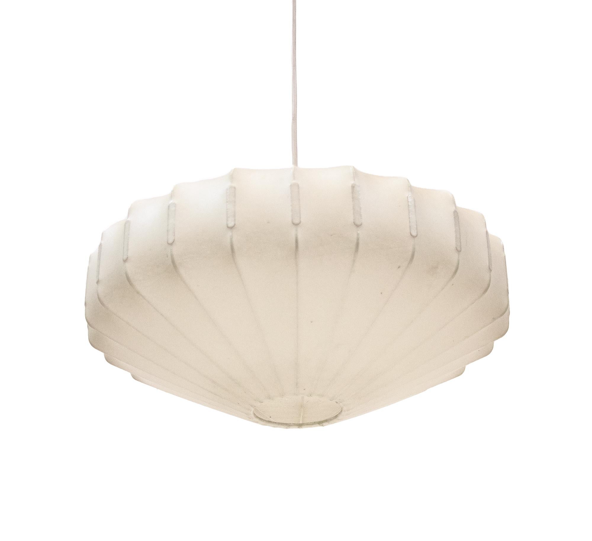 Lampe cocon en forme de losange conçue par Friedel Wauer pour Goldkant Leuchten, Allemagne. La lampe est fabriquée à partir d'un polymère unique pulvérisé sur un cadre métallique, pour donner un effet de cocon. 

Dimensions : diamètre 15.75