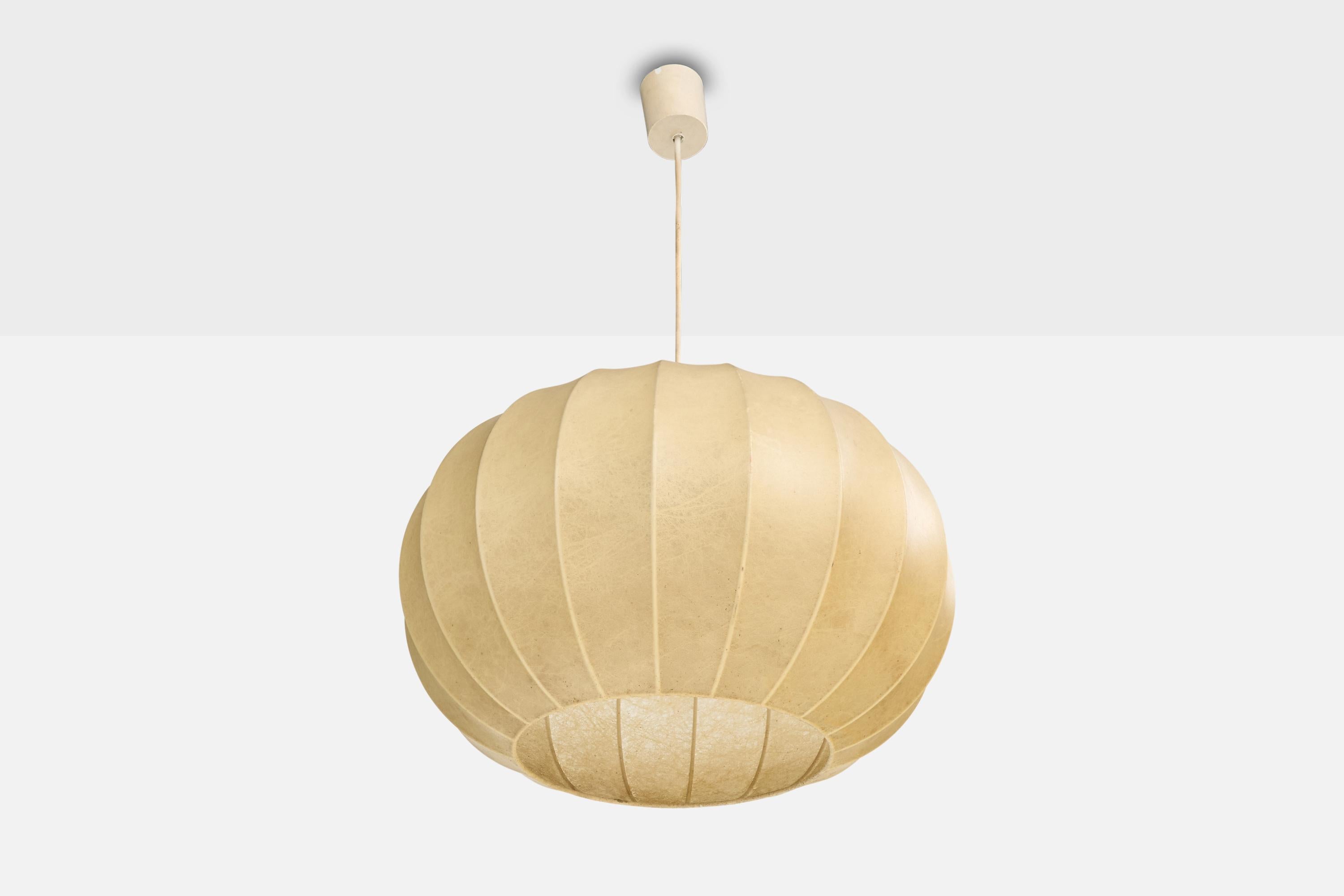 Lampada a sospensione in resina beige prodotta da Goldman, Germania, anni '60 circa.

Dimensioni complessive (pollici): 26
