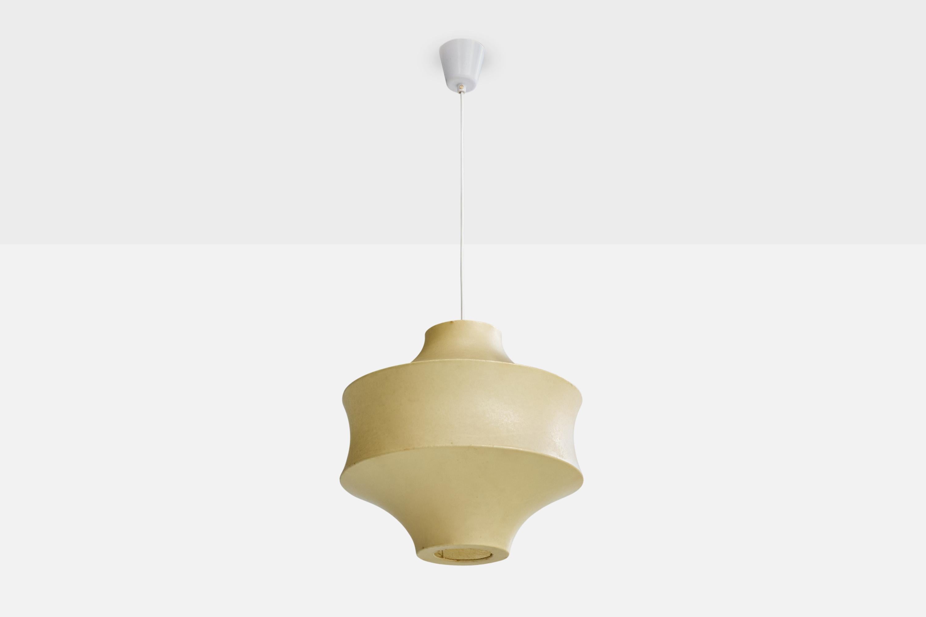 Lampe suspendue en résine polymère beige produite par Goldkant, Allemagne, C.C., années 1960.

Dimensions globales (pouces) : 41.0 