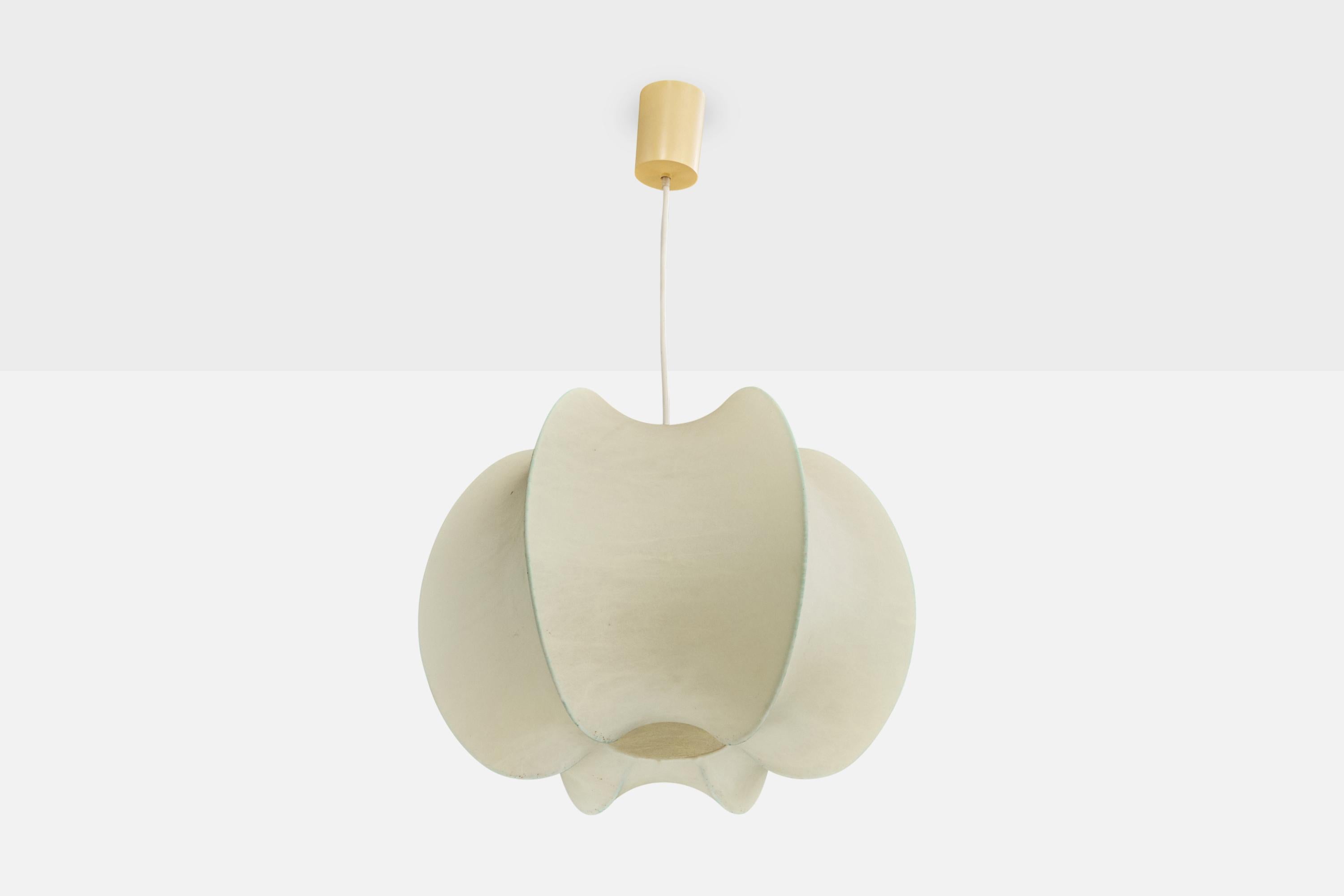 Lampada a sospensione in resina polimerica di colore bianco sporco progettata e prodotta in Germania, negli anni '60 circa.

Dimensioni complessive (pollici): 24,5 