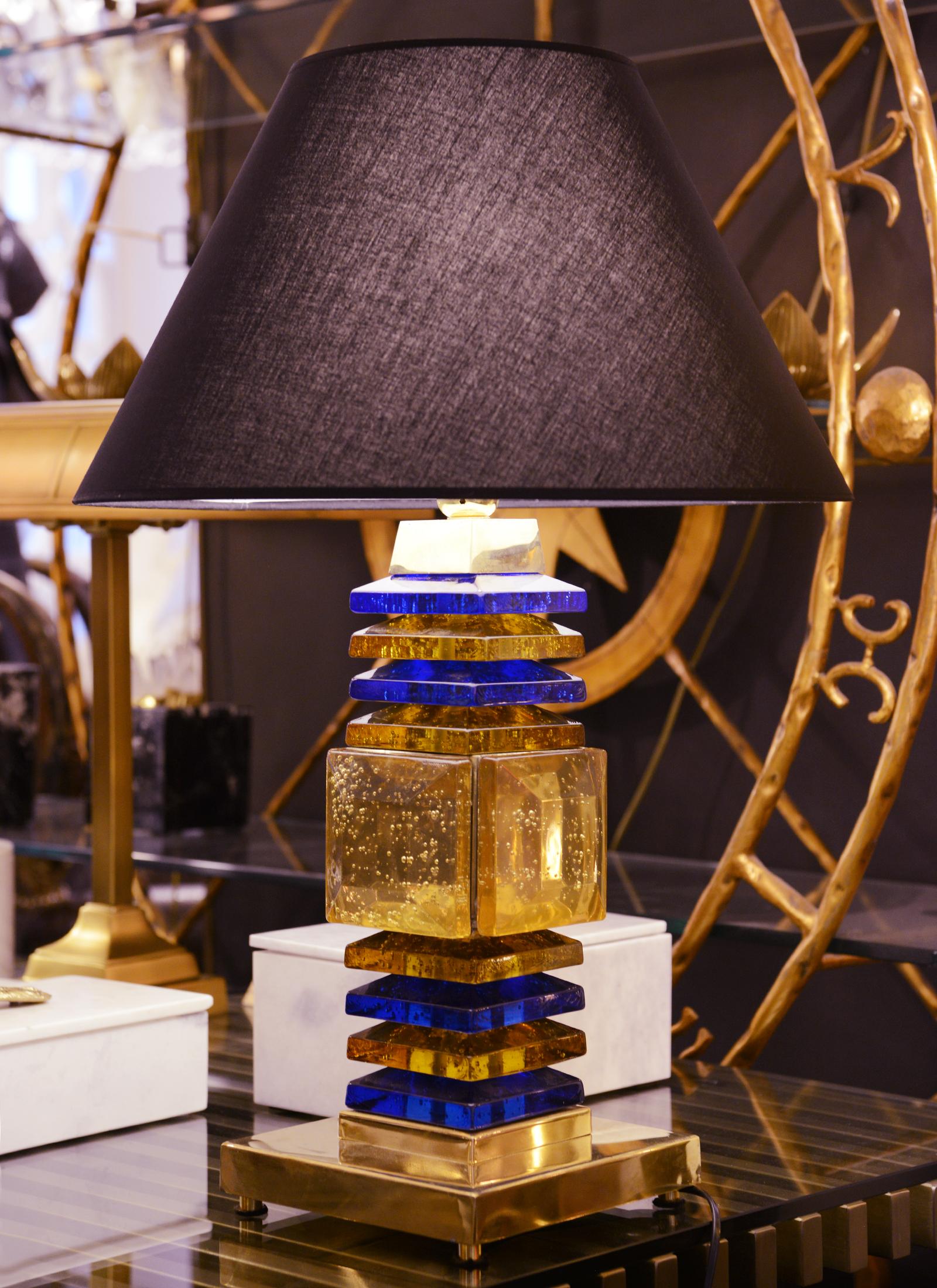 Table Lamp Gold'n Blue Murano Set of 2 with polished
brushed brass base table lamp ornamented with murano
glass in blue and gold finish.
With black lamp shade included: Diameter 45cm.
Table lamp base: L20xD20cm
Table lamp body: