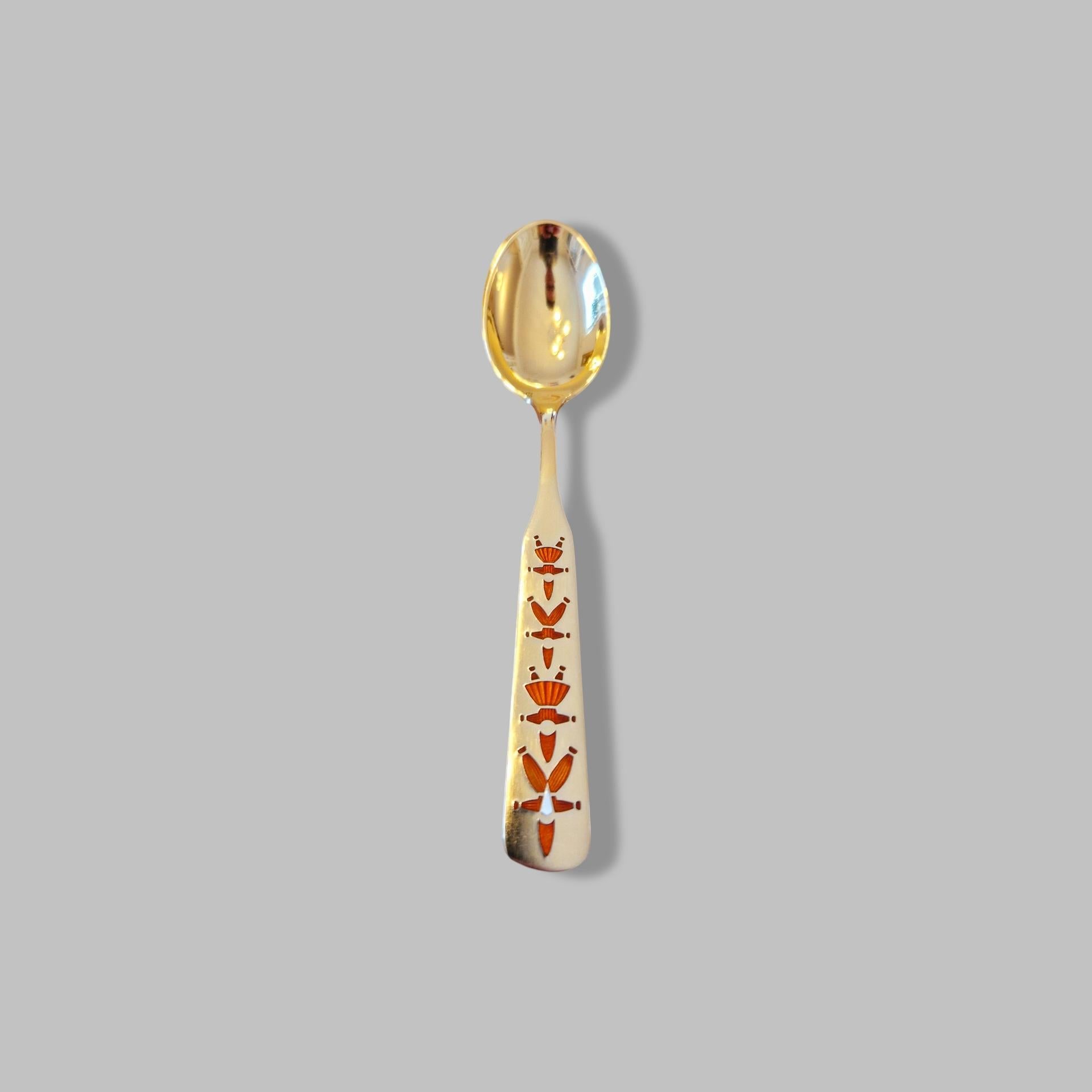 A. Tenedor de Navidad Michelsen, 1957 - Diseñado por Erik Ellegaard Frederiksen

Este tenedor de Navidad de 1957, obra del renombrado platero danés A. Michelsen, es un impresionante ejemplo del arte escandinavo de mediados de siglo. Diseñado por