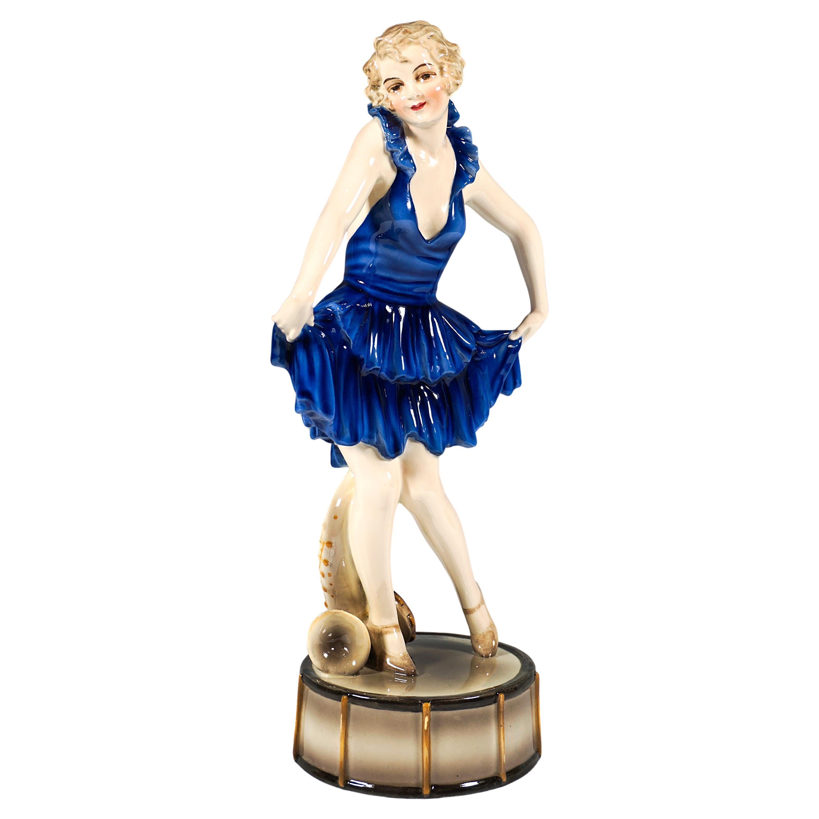 Ballerina Goldscheider Art Déco in posa sul tamburo, di Josef Lorenzl, 1926 ca.