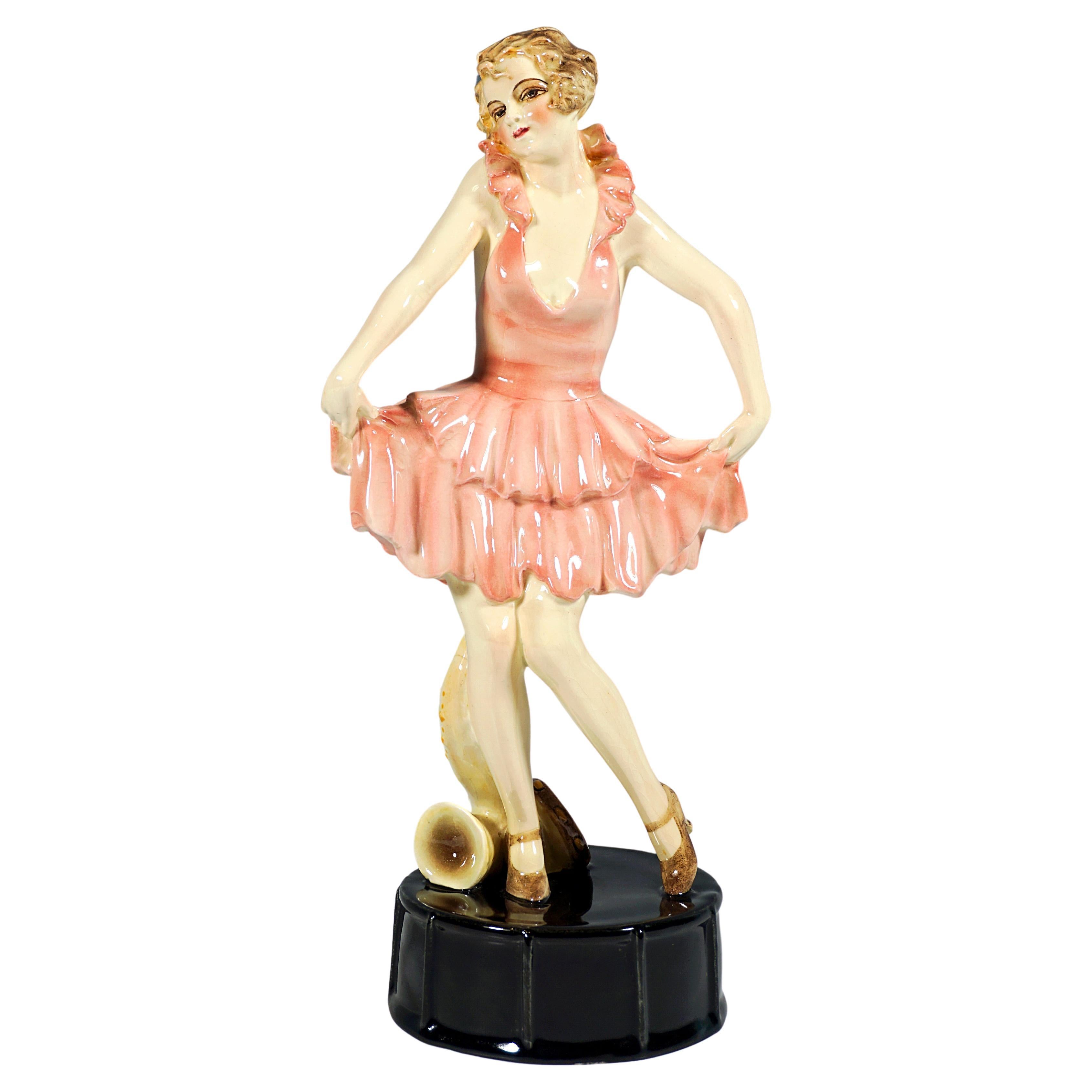 Ballerina Goldscheider Art Déco in posa sul tamburo, di Josef Lorenzl, 1926 ca.