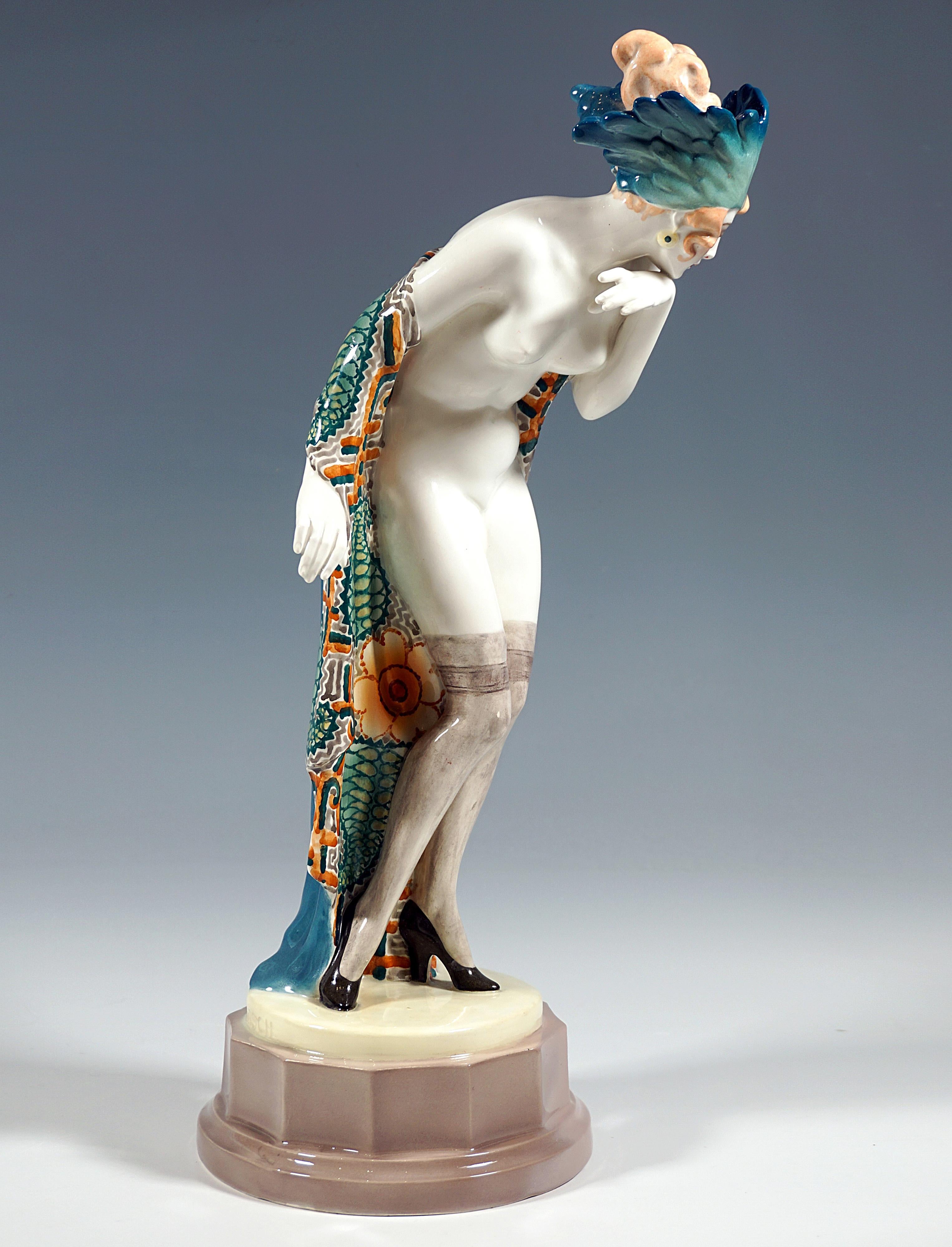 Goldscheider Figura Art Déco 'Fascinación', Bailarina con tocado de W. Thomasch Art Decó en venta