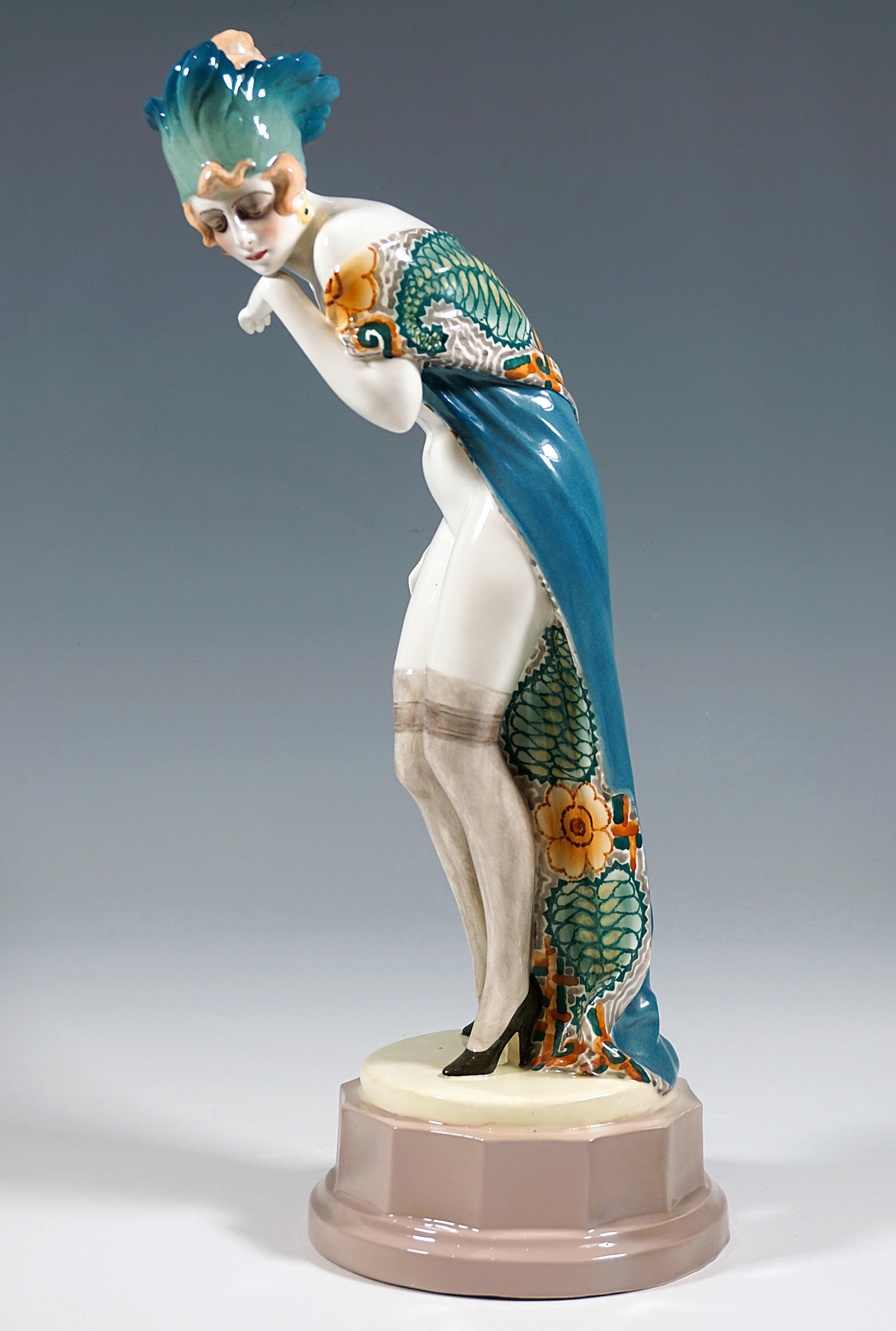 Goldscheider Figura Art Déco 'Fascinación', Bailarina con tocado de W. Thomasch Hecho a mano en venta