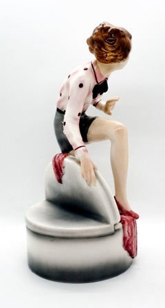 Goldscheider Art-Déco-Figur:: Mädchen:: das aus einer Bandbox steigt:: Wien:: um 1938