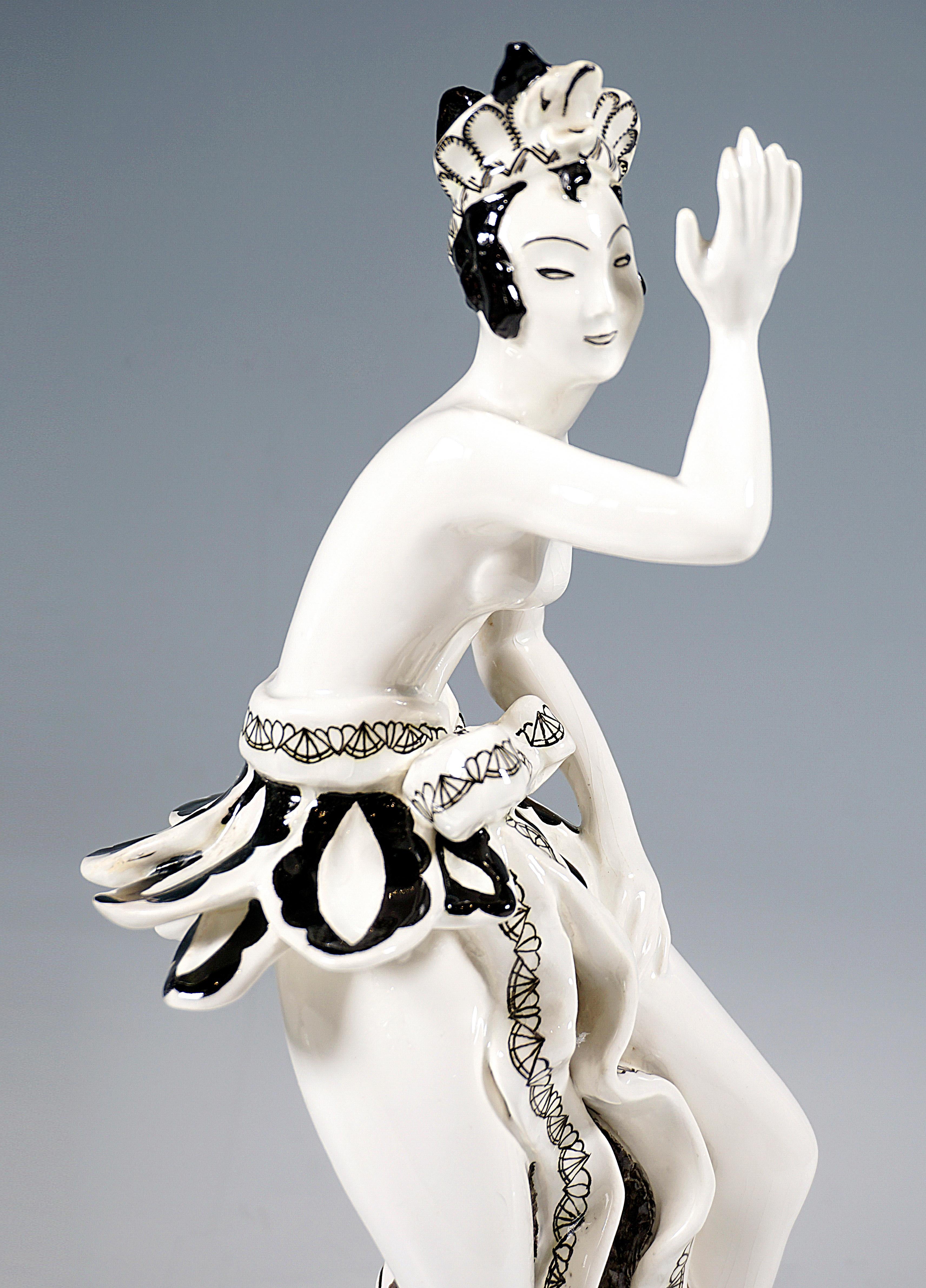 Goldscheider Art Déco Figur ''Papagena'', Tänzerin in exotischem Kostüm, von Dina Kuhn (Art déco) im Angebot