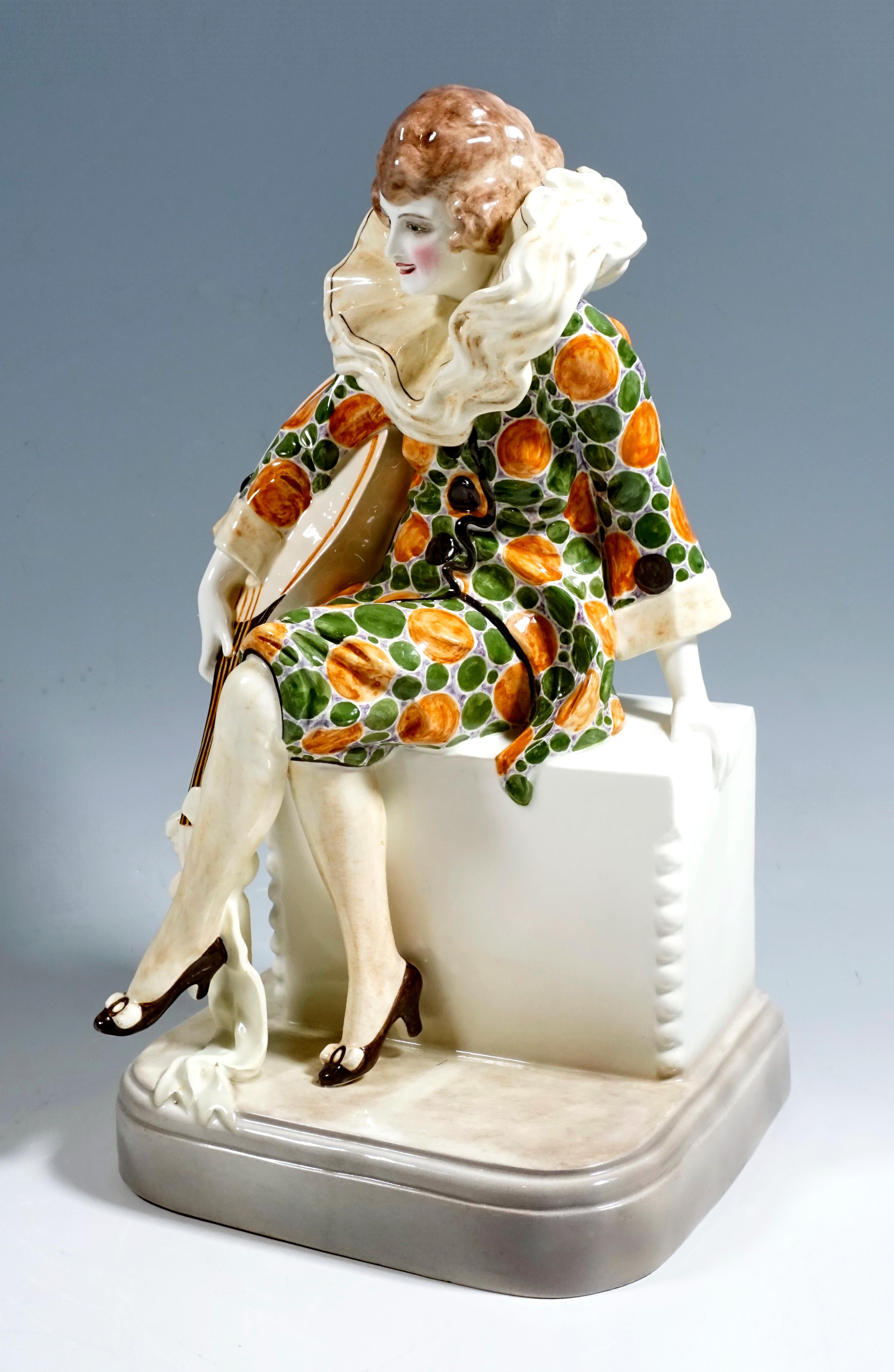 Rare figurine Art Déco Goldscheider Ceramics
On y voit une jeune musicienne qui, habillée comme Pierrette, est assise sur un piédestal avec son luth. Son large costume avec un pantalon de harem jusqu'aux genoux et une collerette beige