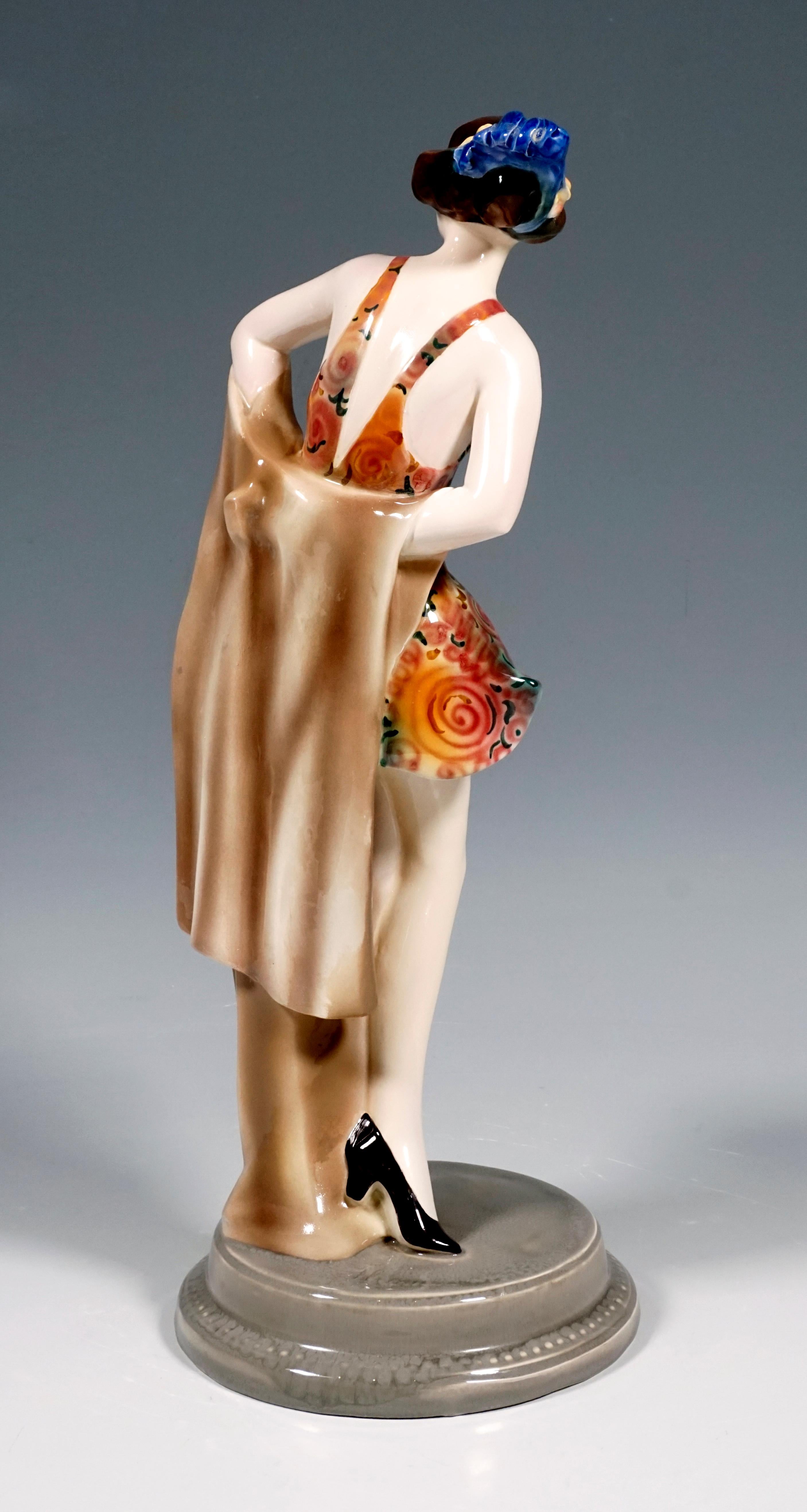 Art déco Figure de danseuse debout avec coiffe Art Déco Goldscheider par Wilhelm Thomasch en vente