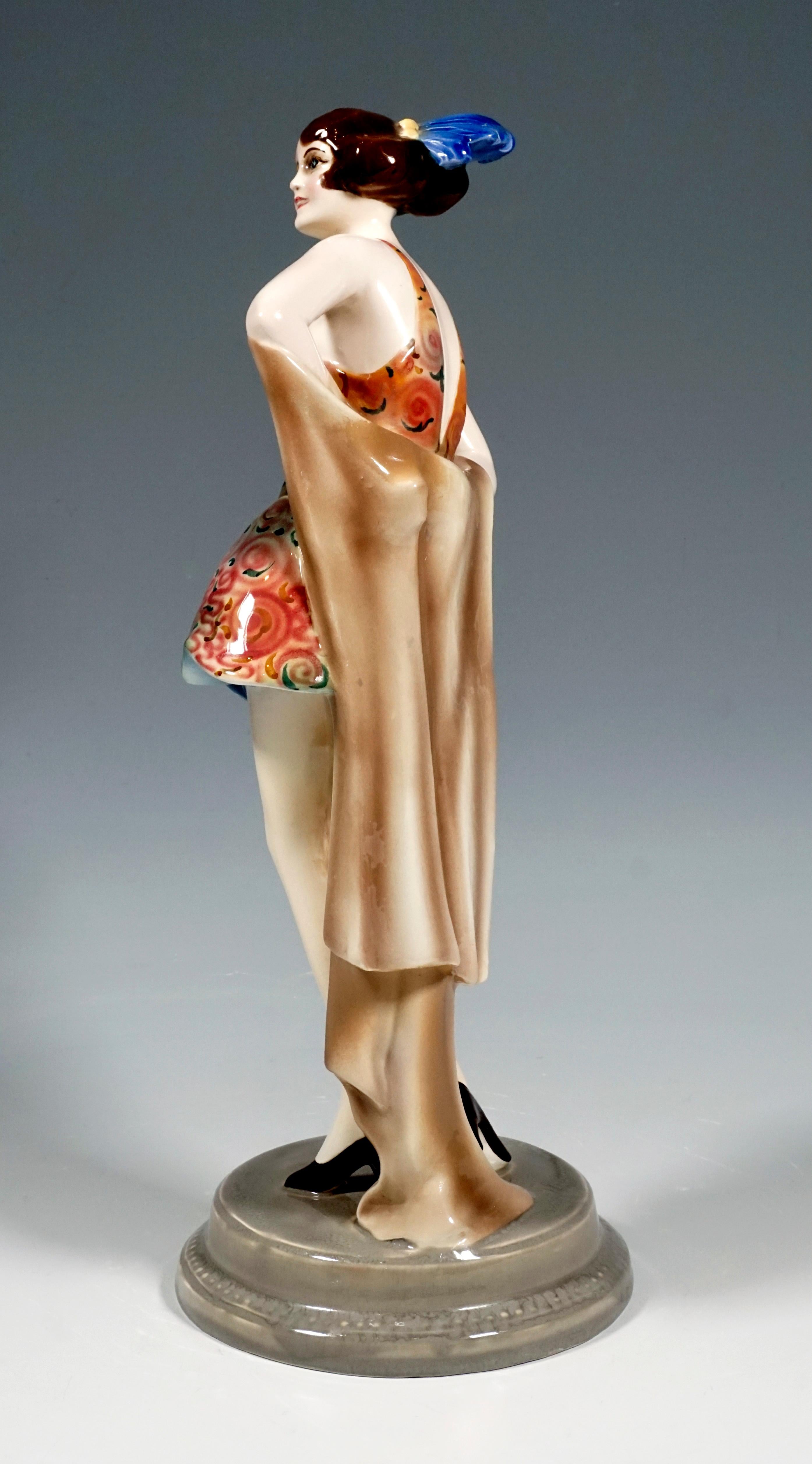 Autrichien Figure de danseuse debout avec coiffe Art Déco Goldscheider par Wilhelm Thomasch en vente