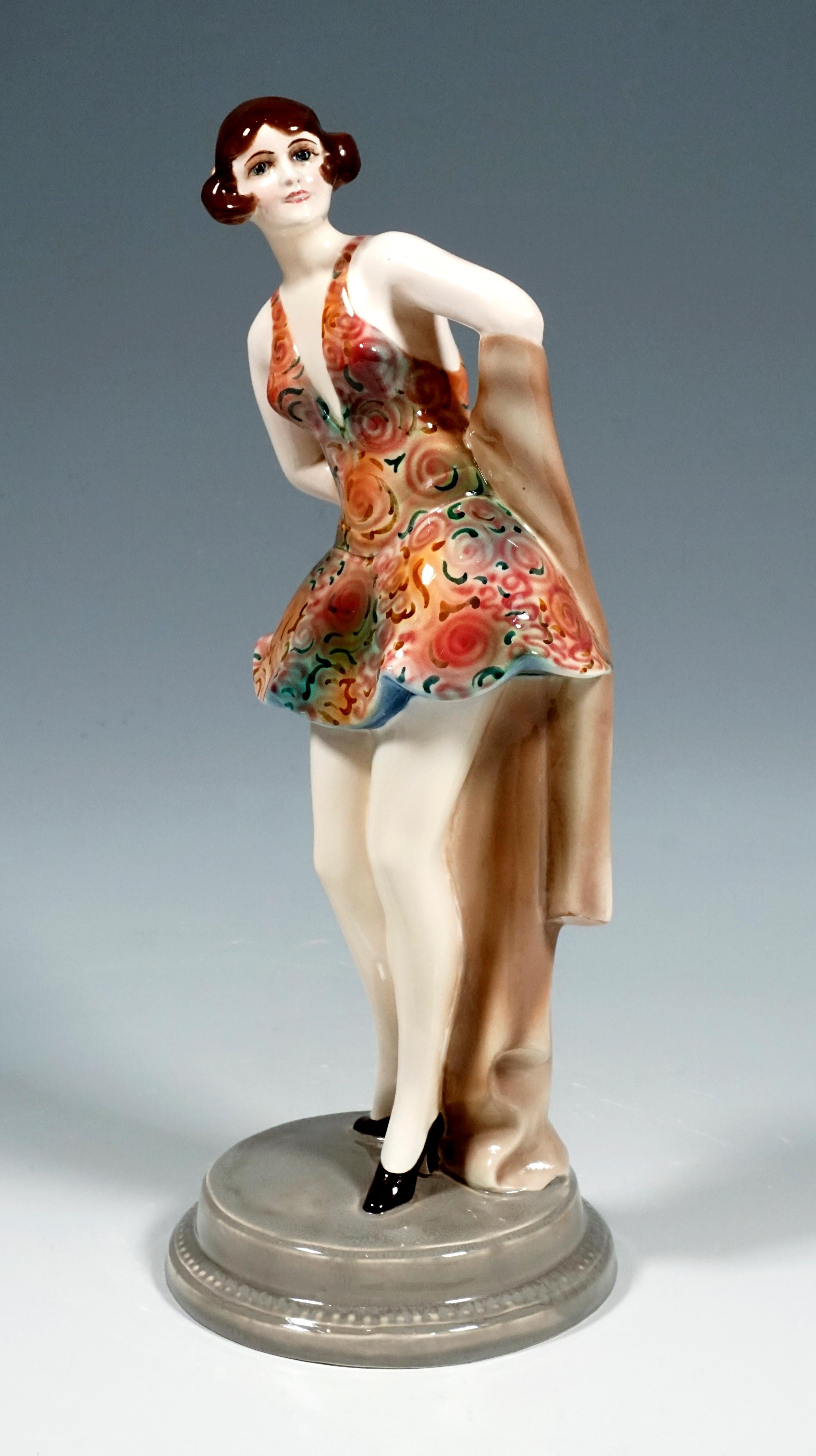 Peint à la main Figure de danseuse debout avec coiffe Art Déco Goldscheider par Wilhelm Thomasch en vente